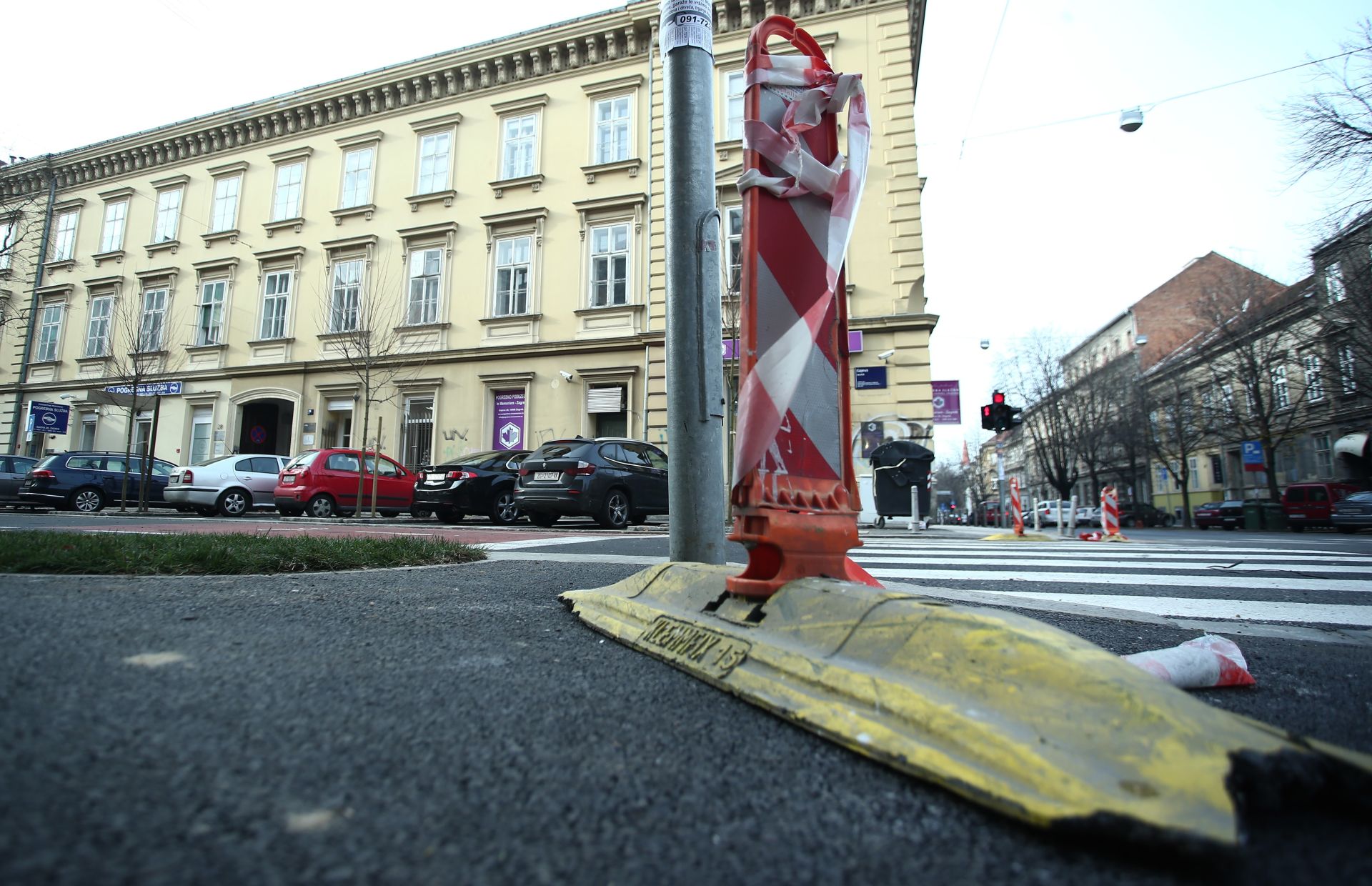 01.12.2016., Zagreb - Iako jedan veci dio Gajeve ulice od Baruna Trenka do Hebrangove jos uvijek nije otvoren za promet, veliki dio vozila njome prolazi a novitet na toj dionici je travnata povrsina koja se proteze duz cijelog nogostupa. 
Photo: Sanjin Strukic/PIXSELL