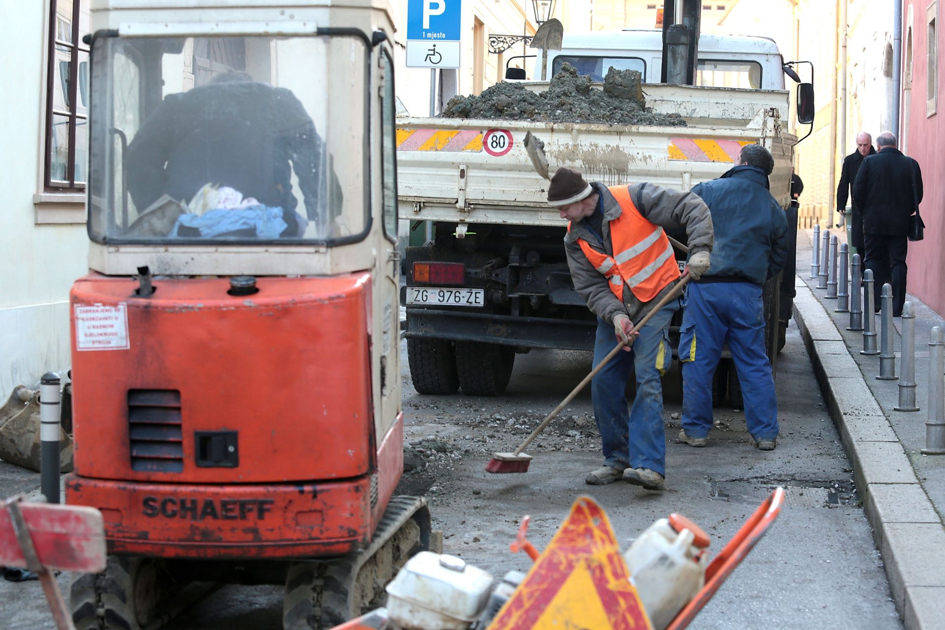 18.02.2015., Zagreb - U Kusevicevoj ulici na Gornjem gradu u tijeku je saniranje curenja plina iz gradske mreze.
Photo: Patrik Macek/PIXSELL