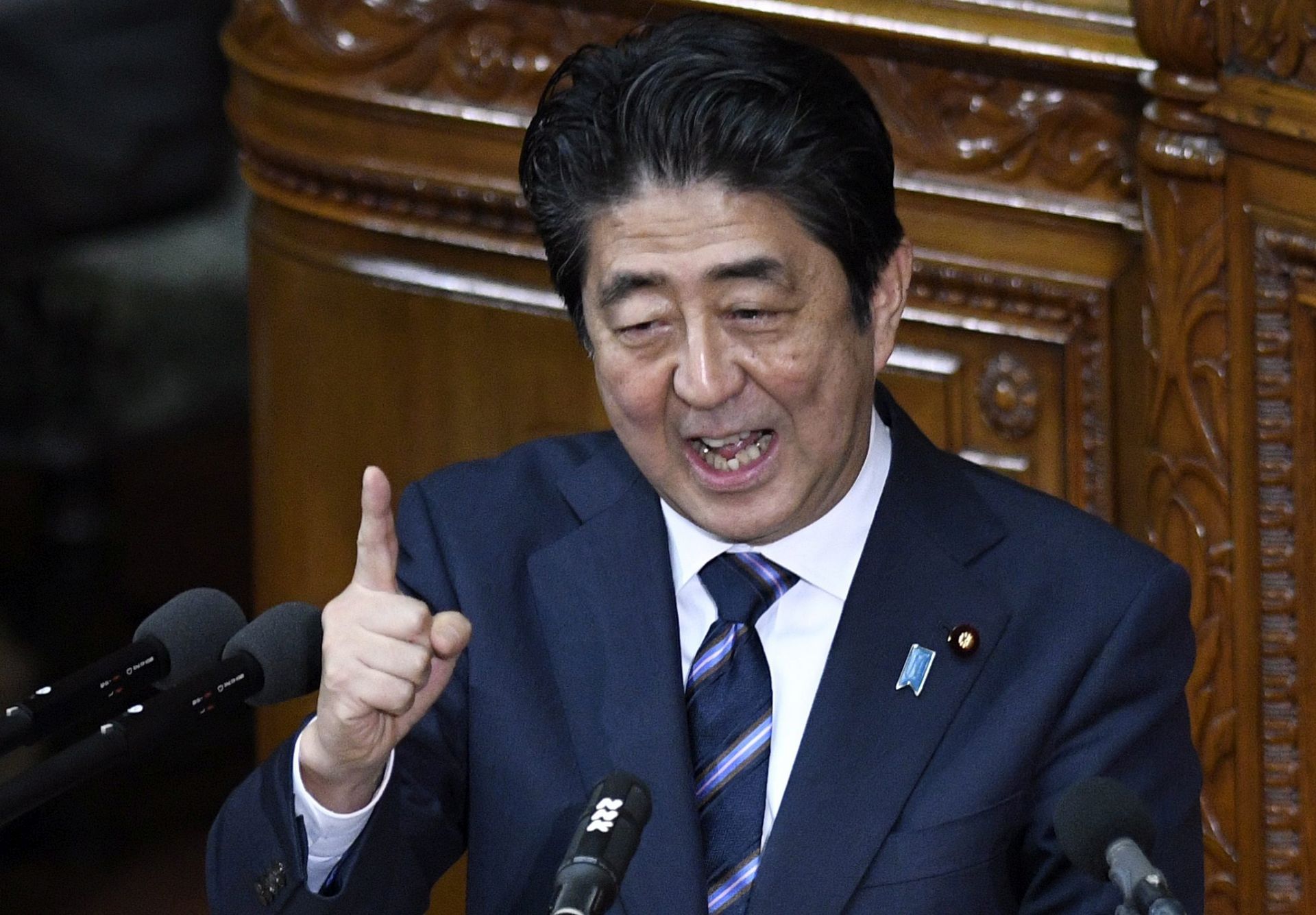 epa05556384 Japanese Prime Minister Shinzo Abe delivers a policy speech at the start of the new parliamentary session at the Diet in Tokyo, Japan, 26 September 2016. Prime Minister Abe aims to ratify the Trans-Pacific Partnership (TPP) trade pact and take measures to boost the economy.  EPA/FRANCK ROBICHON