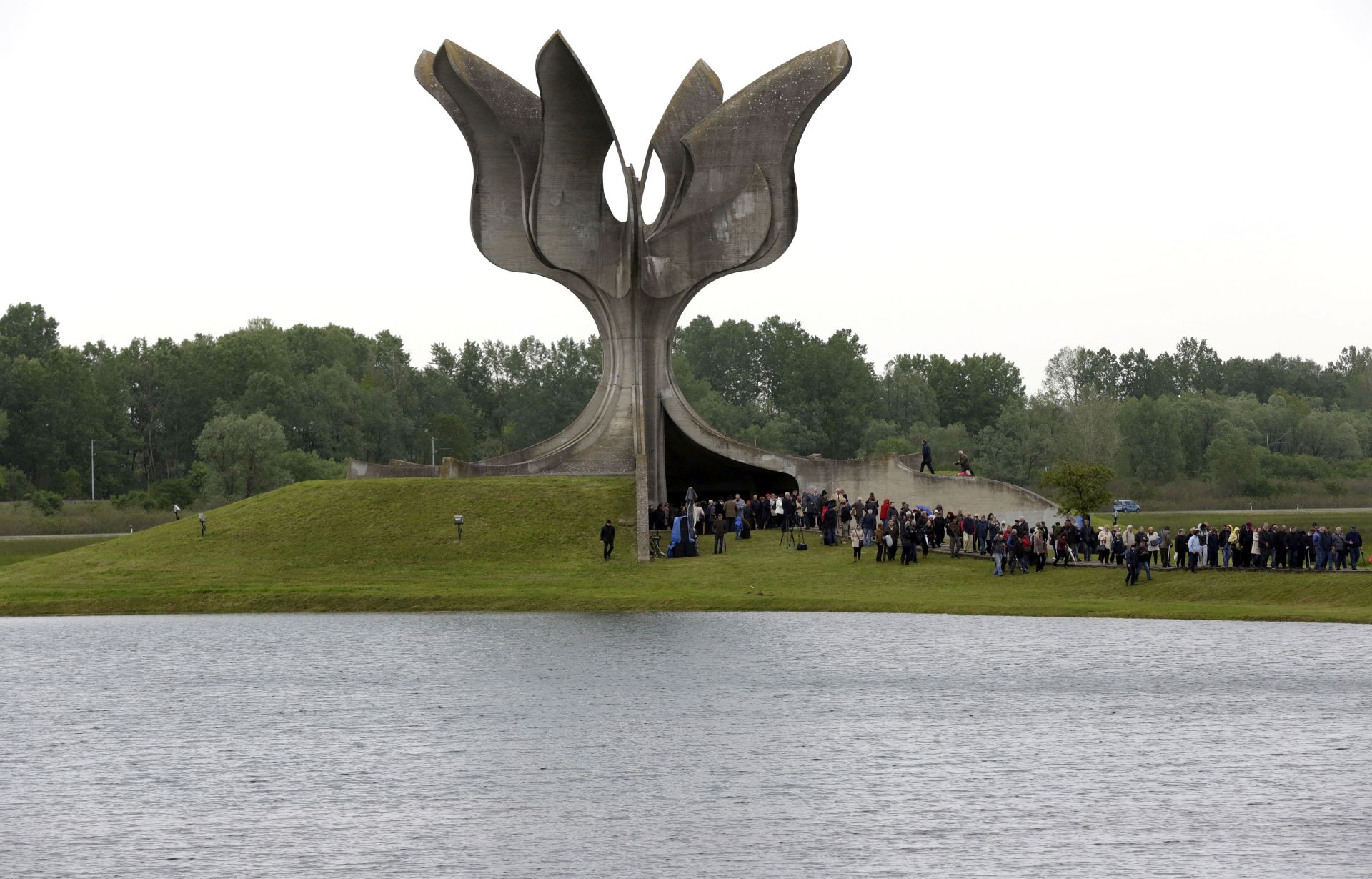 Jasenovac, 24.04.2016 - Komemoracija rtvama ustakoga logora Jasenovac koju organizira Savez antifaistièkih boraca i antifaista (SABA) Republike Hrvatske u suradnji s Antifaistièkom ligom Hrvatske, Srpskim narodnim vijeæem (SNV), Savezom Roma u RH Kali Sara, Vijeæem romske nacionalne manjine grada Zagreba, te udrugama civilnoga drutva.
foto HINA/ Denis CERIÆ /dc