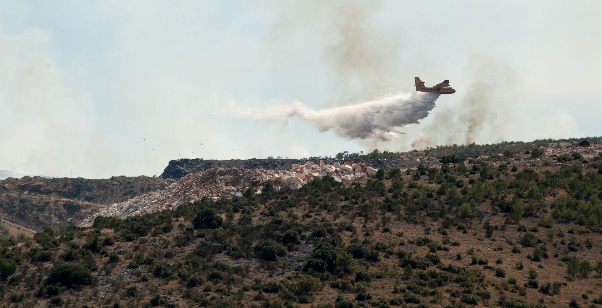 Split, 240816.
U neposrednoj blizini aerodroma u Splitu vatrogasci se uz pomoc dva kanadera bore s velikim pozarom koji se opasno priblizio i kucama.
Foto: HINA/ Milan ŠABIĆ