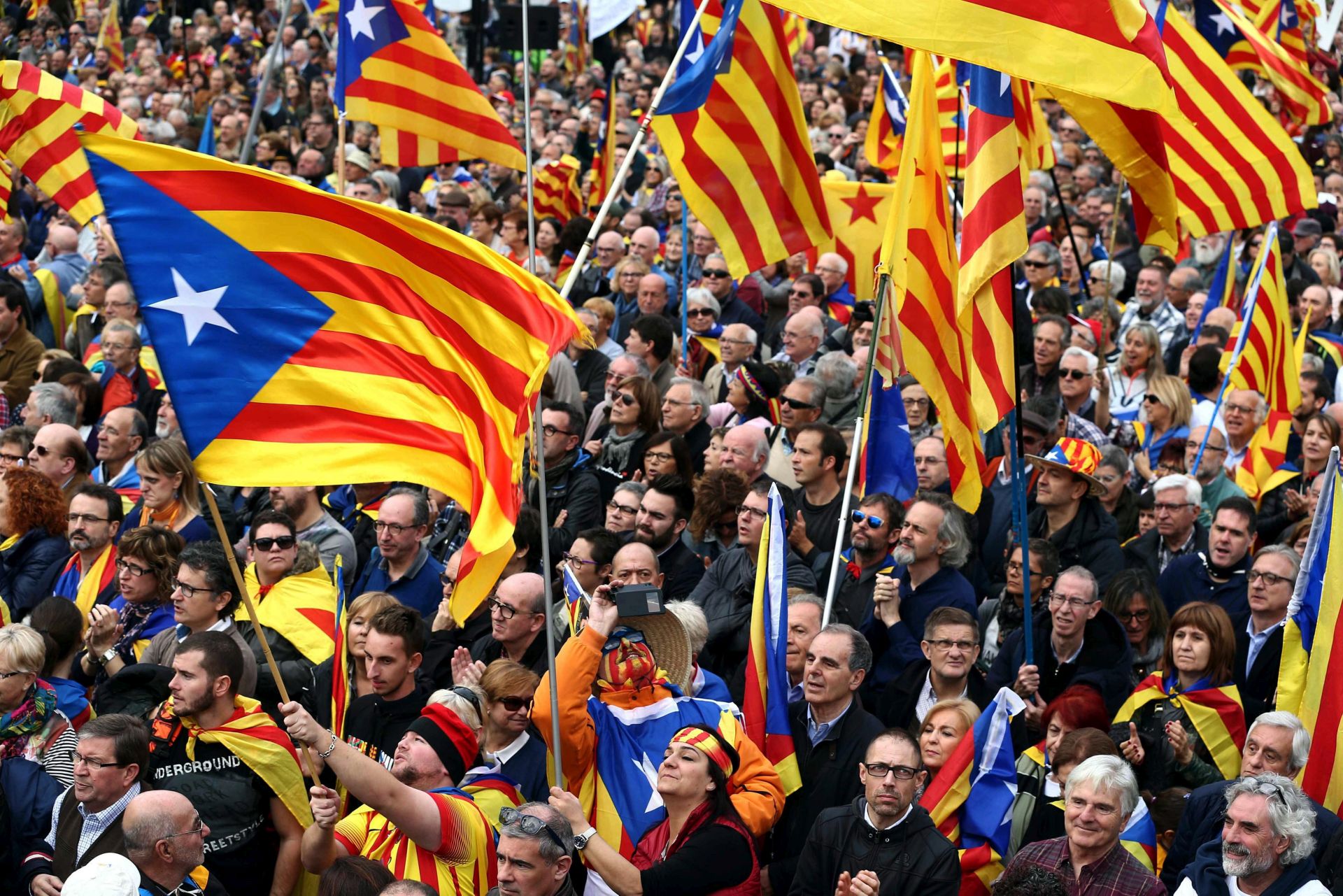 epa05629789 Thousands of people gather under the slogan 'For Democracy, Defend our Institutions' in downtown Barcelona, Catalonia, northeastern Spain, 13 November 2016, in support of a total of 407 Catalonian pro-independence public officials-elect investigated by Spanish courts. The defendants are accused of several offenses including denying to raise the Spanish national flag in city halls, disobeying the Spanish courts or for their role in the referendum on independence on 09 November 2014.  EPA/TONI ALBIR