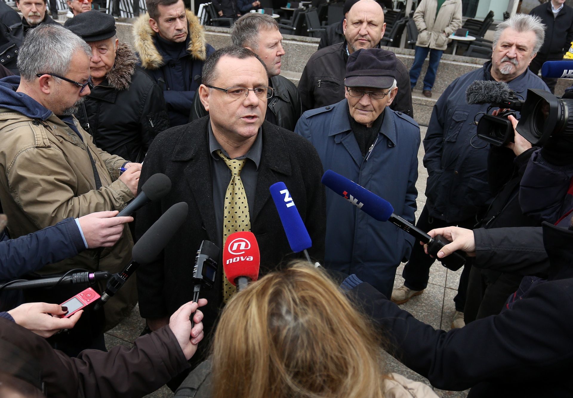 28.02.2016., Zagreb - Prosvjed Radnicke fronte i inicijative Ujedinjeni protiv fasizma na Trgu bana Jelacica zbog najavljenog postrojavanja crnokosuljaske vojske Autohtone - Hrvatske stranke prava na 120. obljetnicu smrti Oca domovine dr. Ante Starcevica. Takozvanih Hrvatskih domoljubnih snaga naslo se dvadesetak, odjevenih u crne uniforme, pod hrvatskom zastavom ciji grb pocinje bijelim poljem. Antifasista je bilo pedesetak. Predsjednik stranke i vrhovni zapovjednik HDS-a Drazen Keleminec. 
Photo: Anto Magzan/PIXSELL