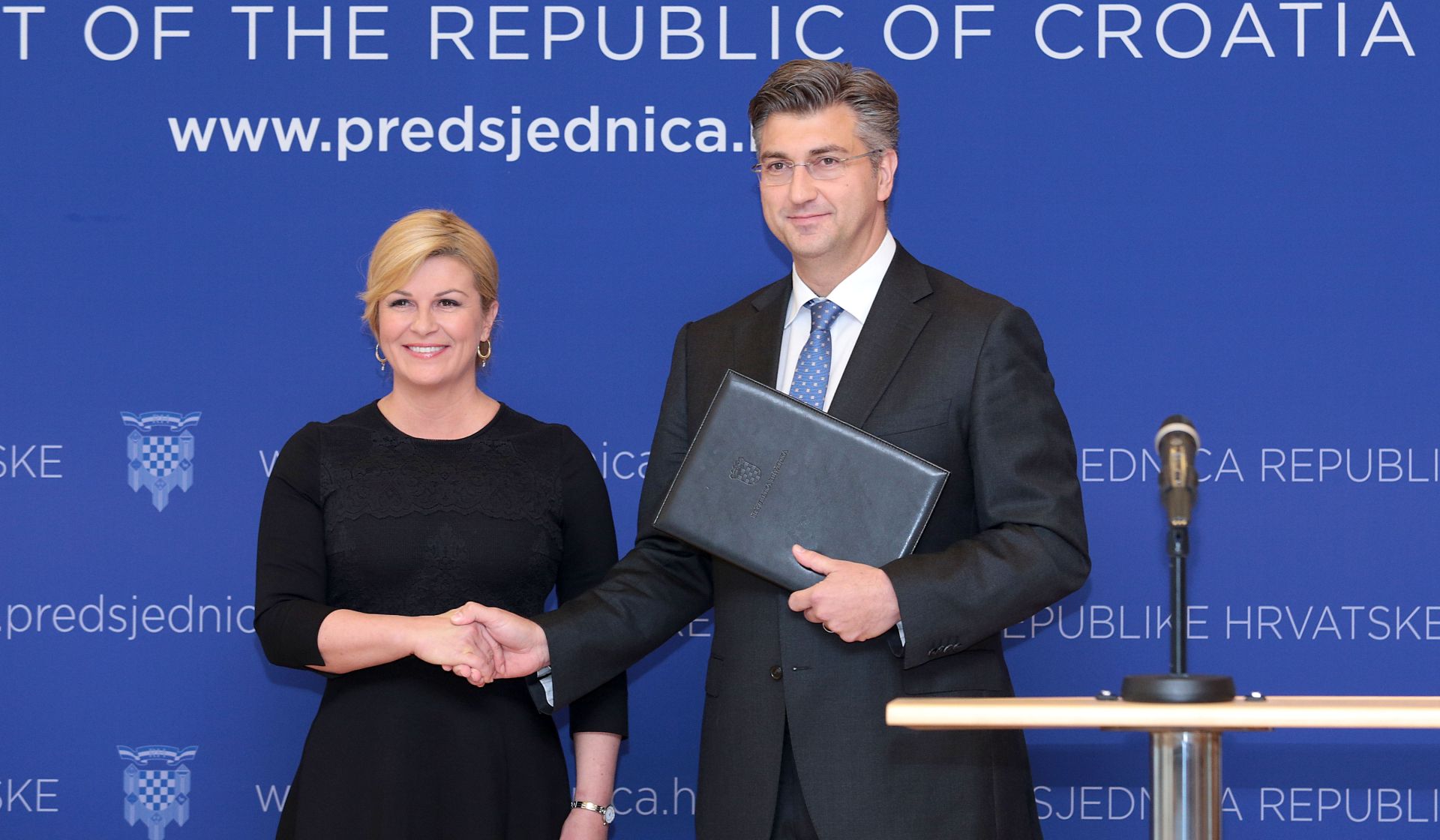 10.10.2016., Zagreb - Predsjednica RH Kolinda Grabar Kitarovic primila je danas predsjednika HDZ-a Andreja Plenkovica i urucila mu mandat za sastavljanje nove Vlade RH.
Photo: Patrik Macek/PIXSELL
