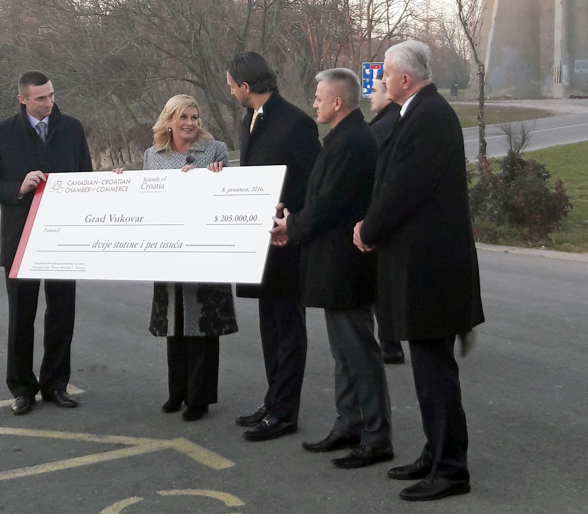 Vukovar, 9.12.2016 - Predsjednica Republike Kolinda Grabar-Kitaroviæ uruèila je u petak vukovarskom gradonaèelniku Ivanu Penavi èek na vie od milijun kuna koje su za obnovu vukovarskog Vodotornja prikupili hrvatski iseljenici u Kanadi te je poruèila kako je Vodotoranj simbol hrvatske opstojnosti, prkosa i zajednitva te vjere u dravu i narod.
foto HINA/ eljko DRAENOVIÆ/ ua