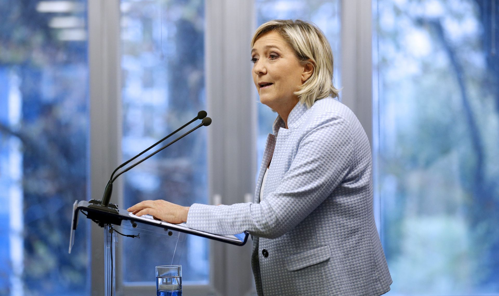 epa05624288 Leader of French Front National (FN) party Marine Le Pen makes a statement on the results of the presidential election in the USA, at the Elysee Palace in Nanterre, near Paris, France, 09 November 2016. US businessman Republican Donald Trump has won the US presidential election. Americans voted on Election Day to choose the 45th President of the United States of America to serve from 2017 through 2020.  EPA/YOAN VALAT