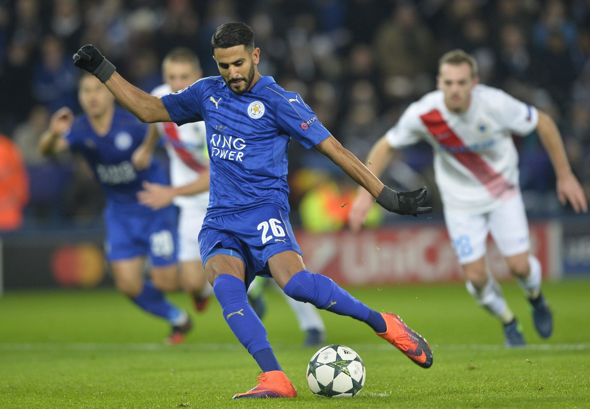 epa05642923 Riyad Mahrez of Leicester City (C) scores the 2-0 lead from a penalty during the UEFA Champions League group G soccer match between Leicester City and Club Brugge at the King Power Stadium in London, Britain, 22 November 2016.  EPA/HANNAH MCKAY
