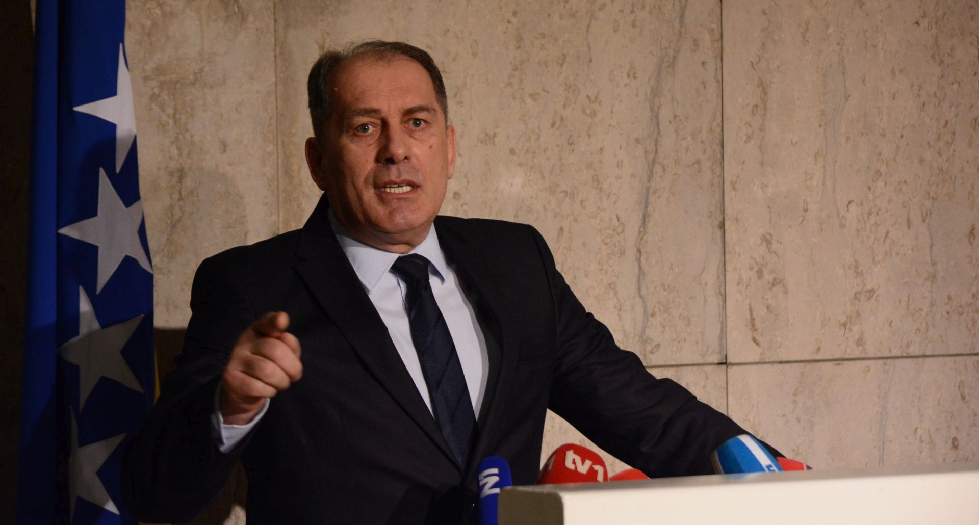 Sarajevo, 6.12.2016 - Ministar sigurnosti Bosne i Hercegovine Dragan Mektiæ odbacio je na izvanrednoj konferenciji za novinstvo kao "lane" i "neutemeljene" navode o rastuæoj opasnosti od radikalnog islamizma u BiH, to ih je u ponedjeljak objavilo hrvatsko izdanje "Veèernjeg lista" pozivajujuæi se na Dravnu agenciju za istrage i zatitu BiH (SIPA). 
foto HINA/ FENA/ Almir Razic/ ua