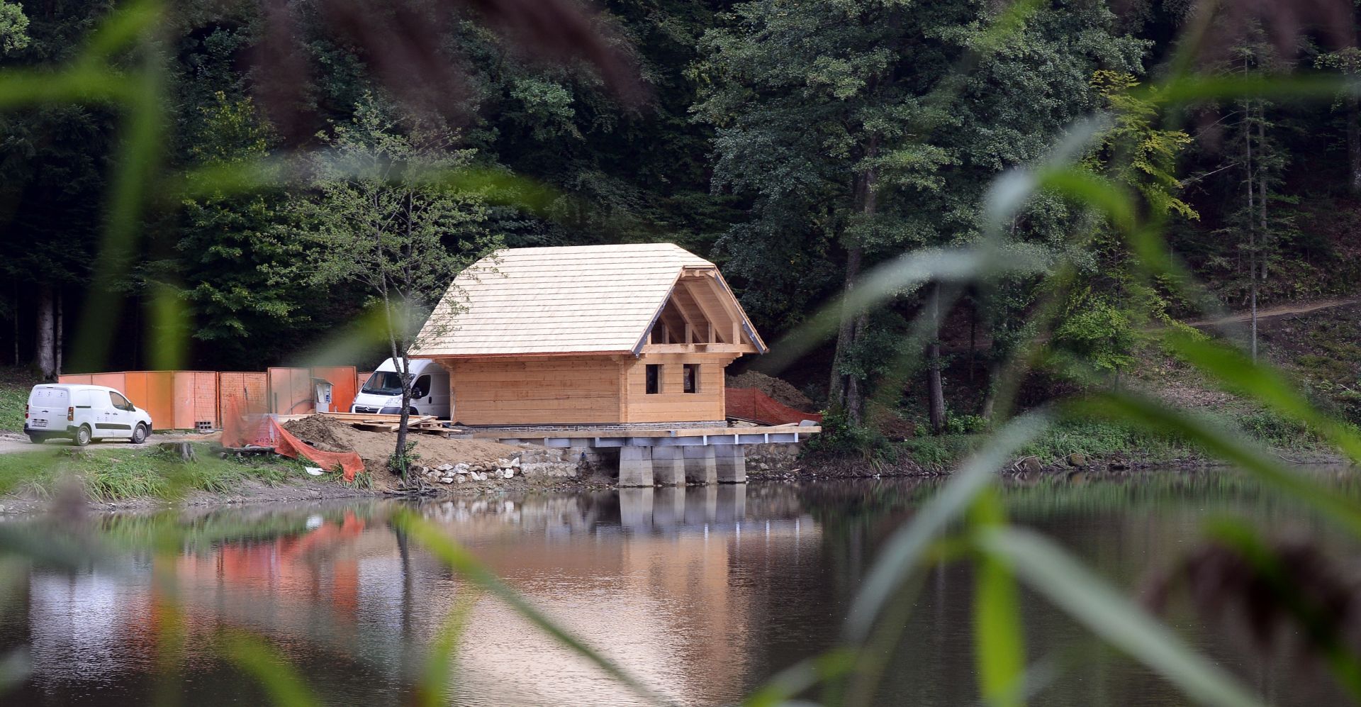 10.09.2013., Trakoscan - U tijeku je uredjenje ribarske kucice na Trakoscanskom jezeru koje se financira iz proracuna Ministarstva zastite okolisa i prirode putem Projekta integracije u EU Natura 2000 (NIP). Uredjuje se jos i poucna staza uz obalu jezera a projekt je vrijedan oko milijun kuna. 
Photo: Marko Jurinec/PIXSELL