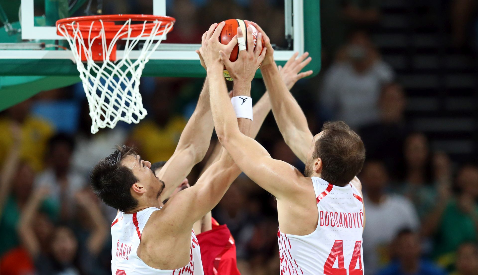 Rio de Janeiro, 07.08.2016 - Hrvatska muka koarkaka reprezentacija velikom 72-70 (13-21, 19-17, 15-16, 25-16) pobjedom protiv europskog prvaka panjolske otvorila je svoj nastup u skupini B na olimpijskom turniru u Rio de Janeiru. Na slici Dario ariæ i Bojan Bogdanoviæ.
foto HINA/ Damir SENÈAR /ds