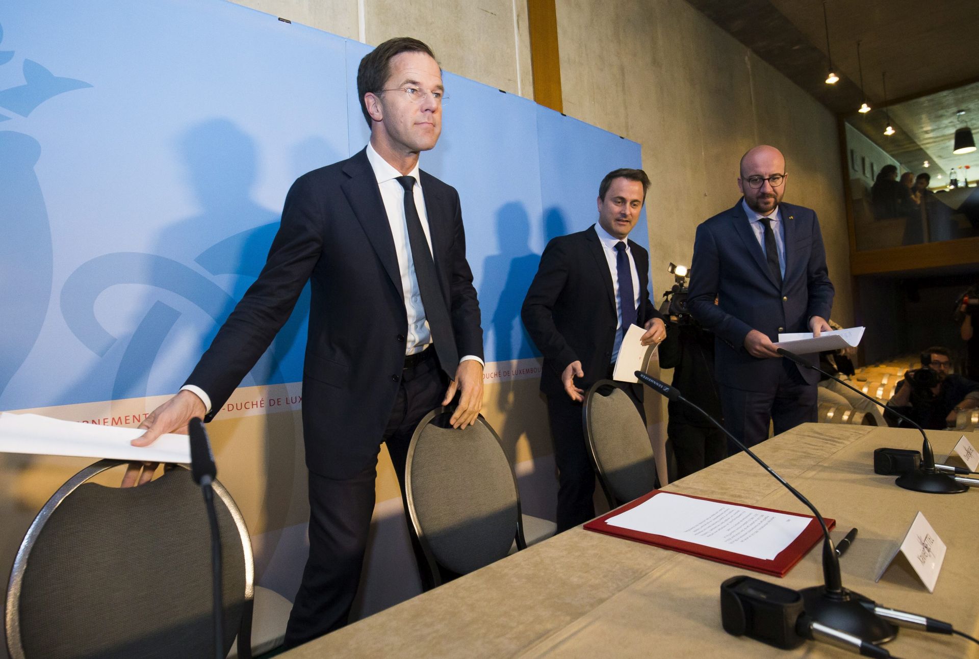 epa05568125 (L-R) Dutch Prime Minister Mark Rutte, Luxembourg Prime Minister Xavie Bettel and Belgium Prime Minister Charles Michel hold a joint news conference after a meeting in Schengen, Luxembourg, 03 October 2016. The discussions includde the monitoring of the informal meeting of 27 heads of state or government in Bratislava and the Benelux cooperation.  EPA/JULIEN WARNAND