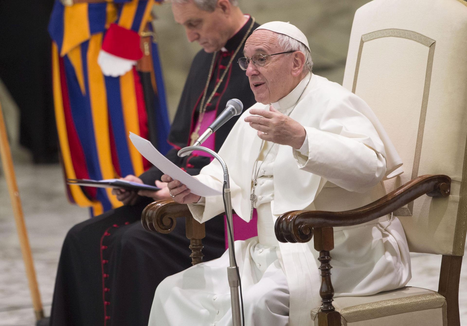 epa05663476 Pope Francis (R) speaks during his weekly general audience in the Paul VI Hall, Vatican City, 07 December 2016.  EPA/GIORGIO ONORATI
