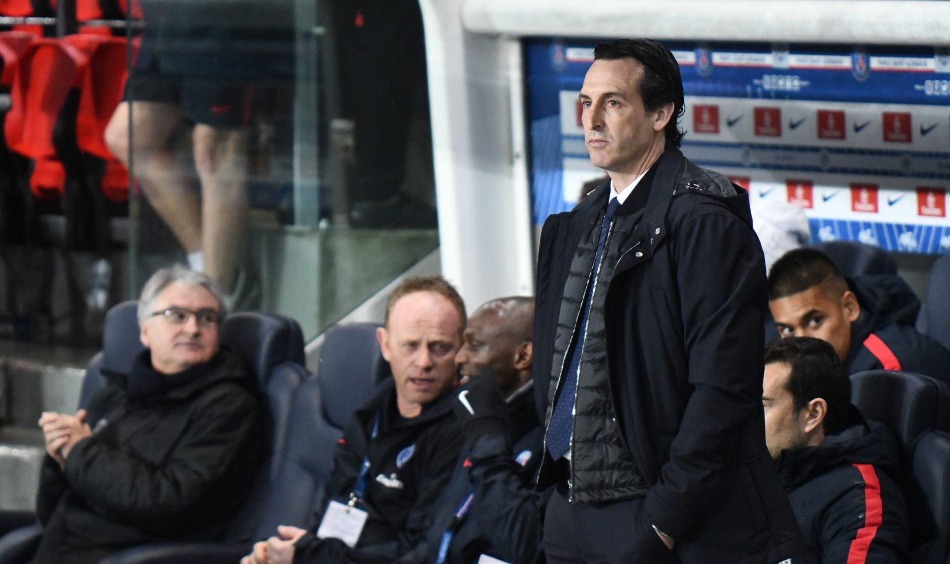 epa05684993 Coach of Paris Saint Germain Unai Emery during the French Ligue 1 soccer match between Paris Saint-Germain (PSG) and FC Lorient at the Parc des Princes stadium in Paris, France, 21 December 2016.  EPA/CHRISTOPHE PETIT TESSON