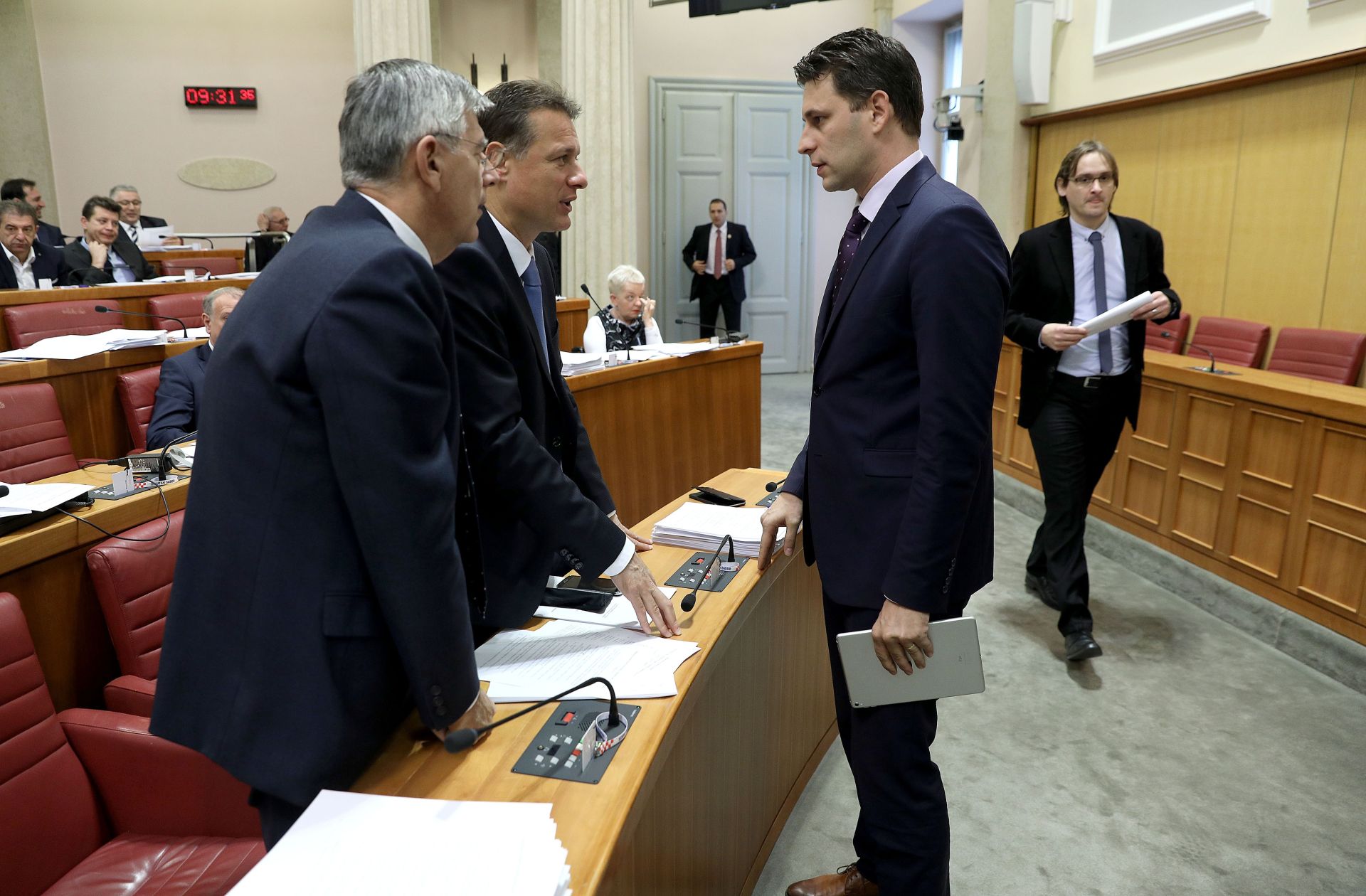29.11.2016., Zagreb - Sjednica Sabora nastavljena je glasovanjem o Prijedlogu izmjena i dopuna Drzavnog proracuna Republike Hrvatske za 2016. godinu i projekcija za 2017. i 2018. godinu. Zeljko Reiner, Gordan Jandrokovic, Bozo Petrov. 
Photo: Patrik Macek/PIXSELL