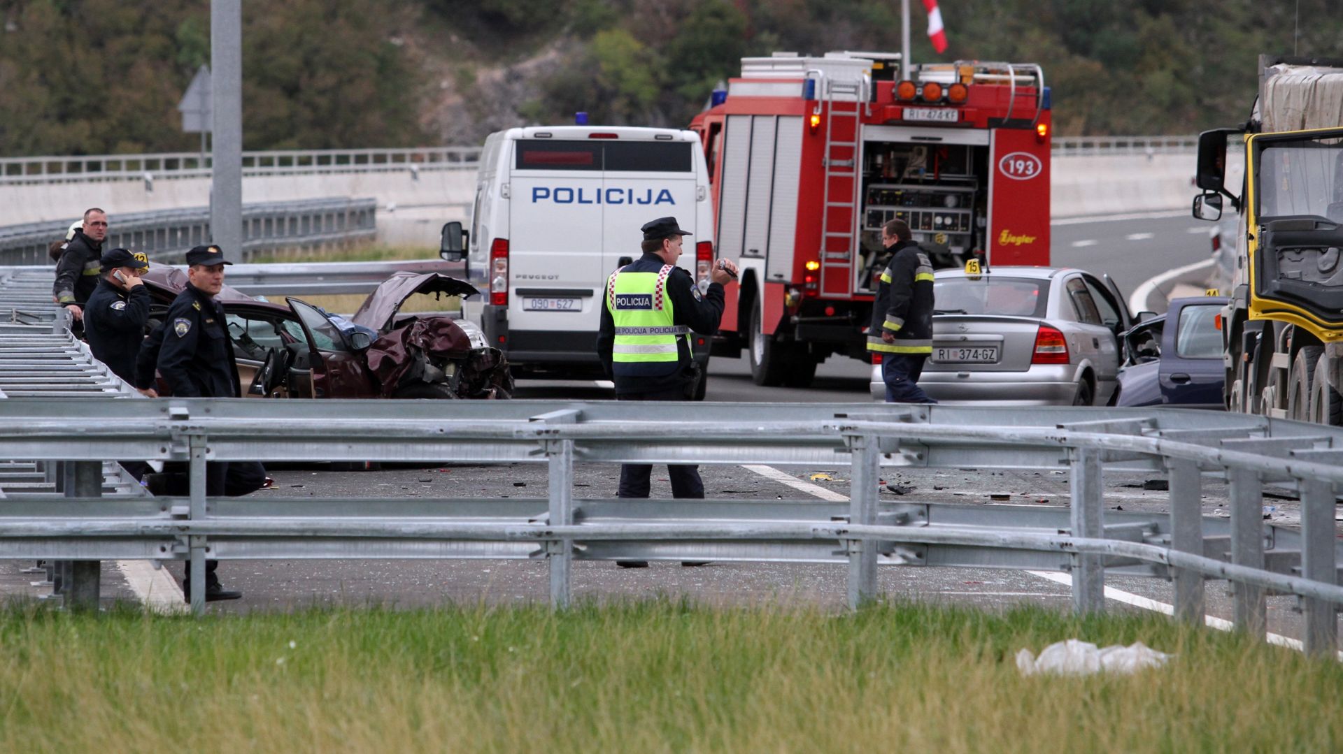 24.10.2013., Hreljin - Vise je osoba ozlijedjeno u lancanom sudaru 9 vozila na autocesti A7 na dionici Hreljin-Crikvenica 500 metara od tunela Burlica. Policija obavlja ocevid.
Photo: Goran Kovacic/PIXSELL