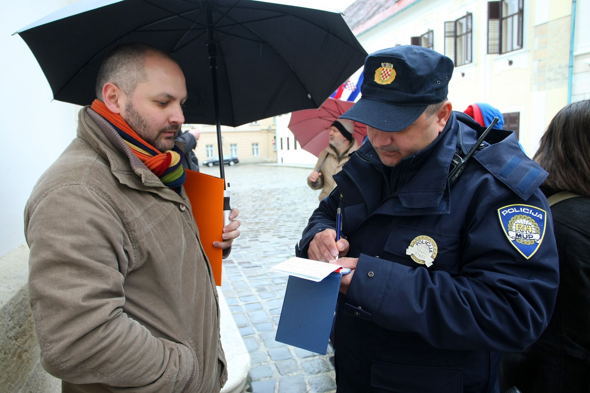 21.03.2013., Zagreb - Occupy Croatia i novinar Domagoj Margetic prosvjeduju ispred Vlade. Novinar Domagoj Margetic strajka gladju 11. dan. Policija je legitimirala sve prosvjednike, njih pet.
Photo: Petar Glebov/PIXSELL