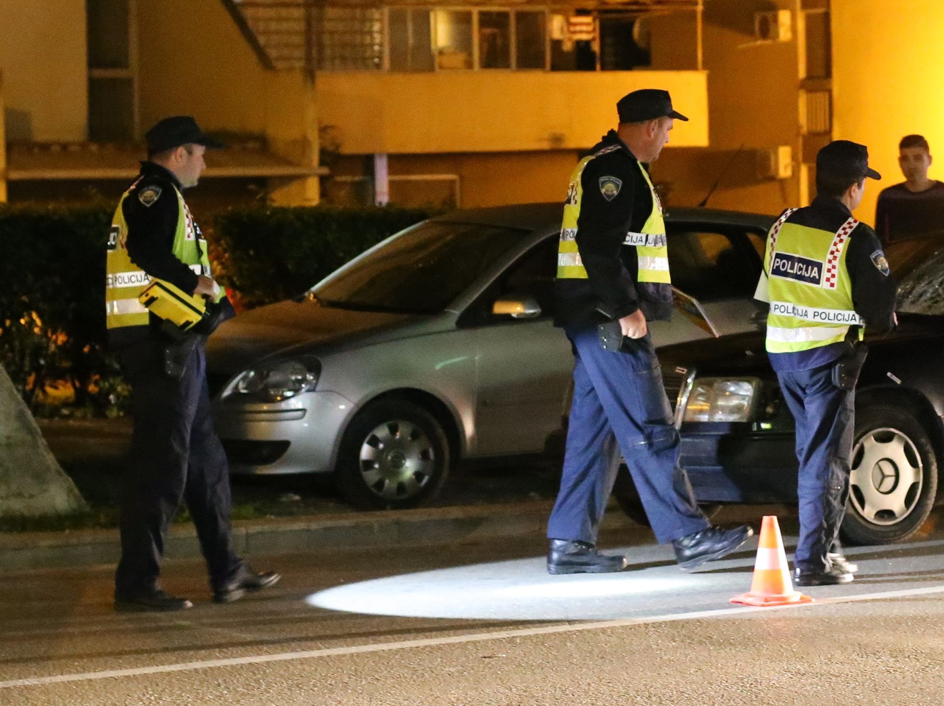 02.12.2105., Split -  Pjesakinja ozlijedjena pri naletu Mercedesa. Pri svijesti prebacena je na hitnu, a policija obavlja ocevid na mjestu nezgode, pa je i promet usporen. 
Photo: Ivo Cagalj/PIXSELL