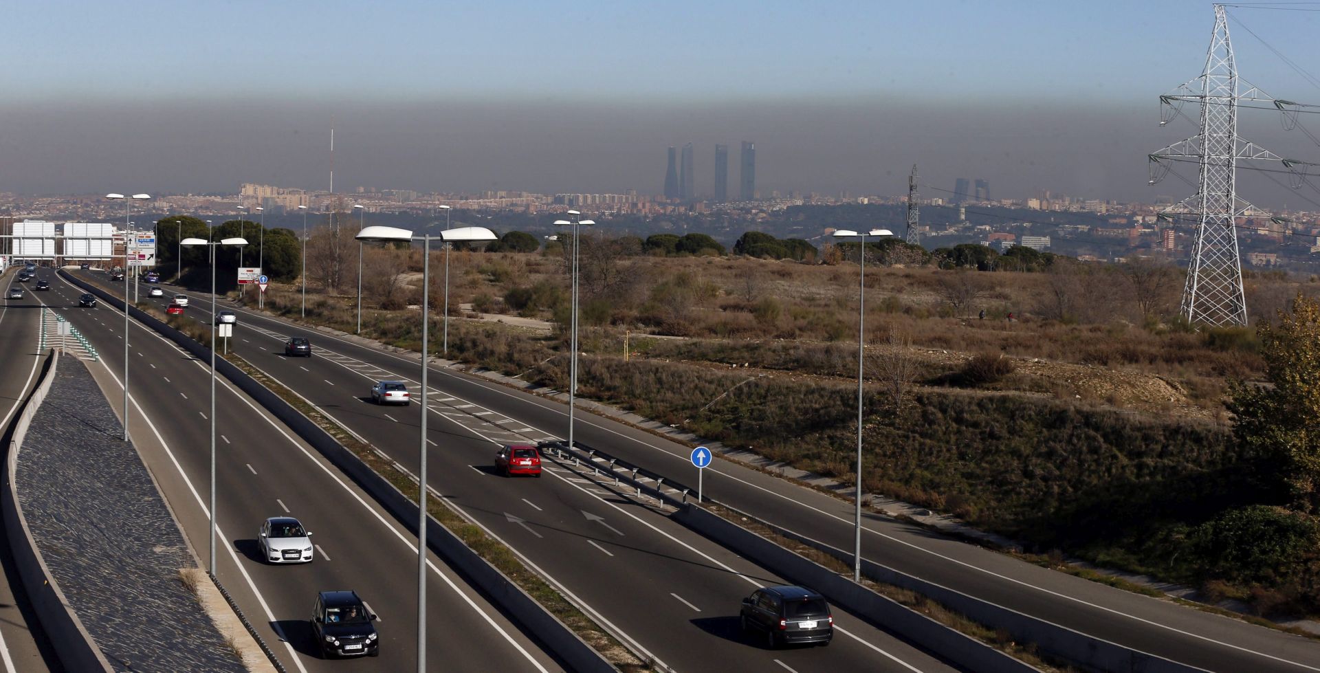 epa04547551 A general view over Madrid city's Four Towers (C) shows a cloud of pollution over Madrid city, taken from Pozuelo town, Madrid region, central Spain, 05 January 2015. Several stations measuring air quality in Madrid on 04 January have re-registered concentration levels of nitrogen dioxide -NO2- above the recommended levels, as has happened in the early days of the year due to the influence of an anticyclone.  EPA/JUAN CARLOS HIDALTO