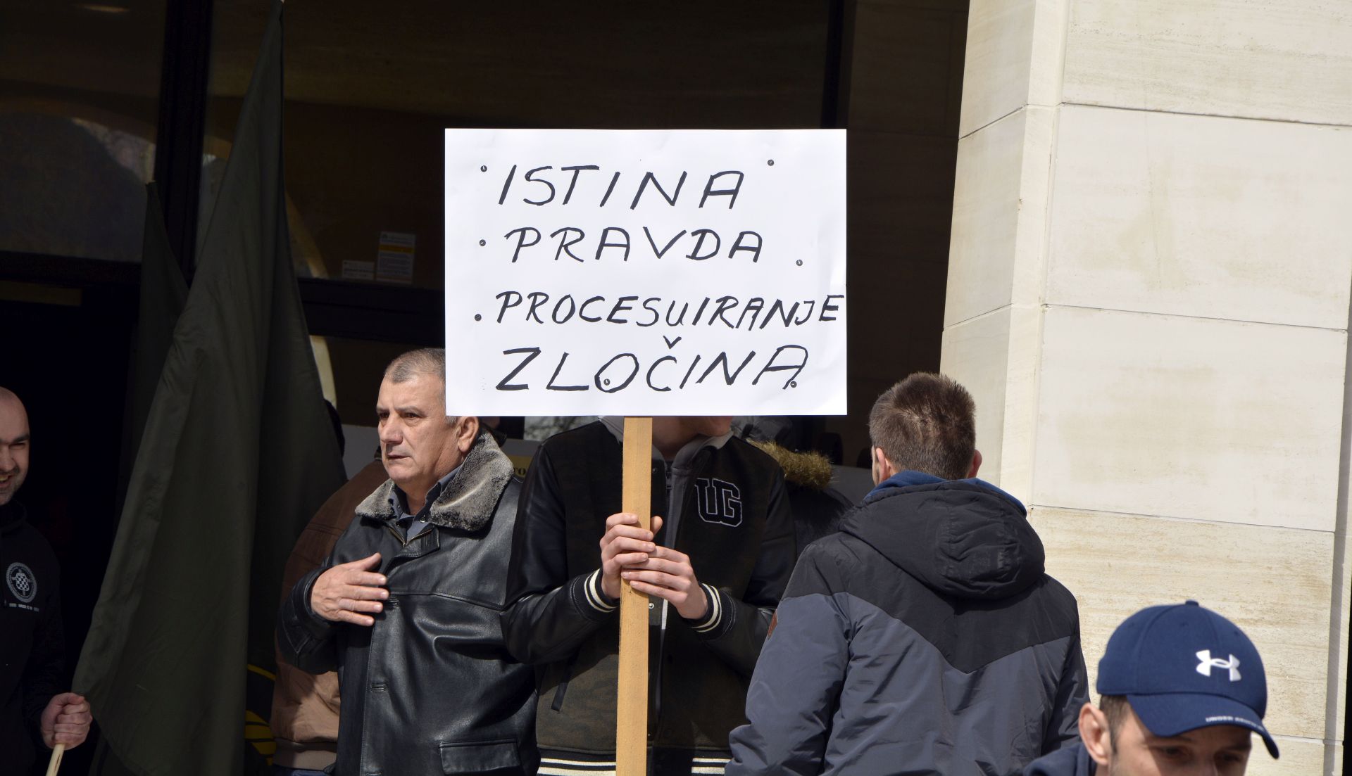 Mostar, 8.3.2016. - Vie od tisuæu graðana prosvjedovalo je u utorak u Mostara protiv zatakavanja ubojstva zapovjednika Hrvatskoga vijeæa obrane u Bihaæu generala Vlade antiæa koji je nestao na dananji dan prije 21 godinu, te je sa skupa zatraeno da Dravno odvjetnitvo BiH preuzme i procesuira taj sluèaj. 
foto HINA / FENA / Emanuel SOÈA / mm