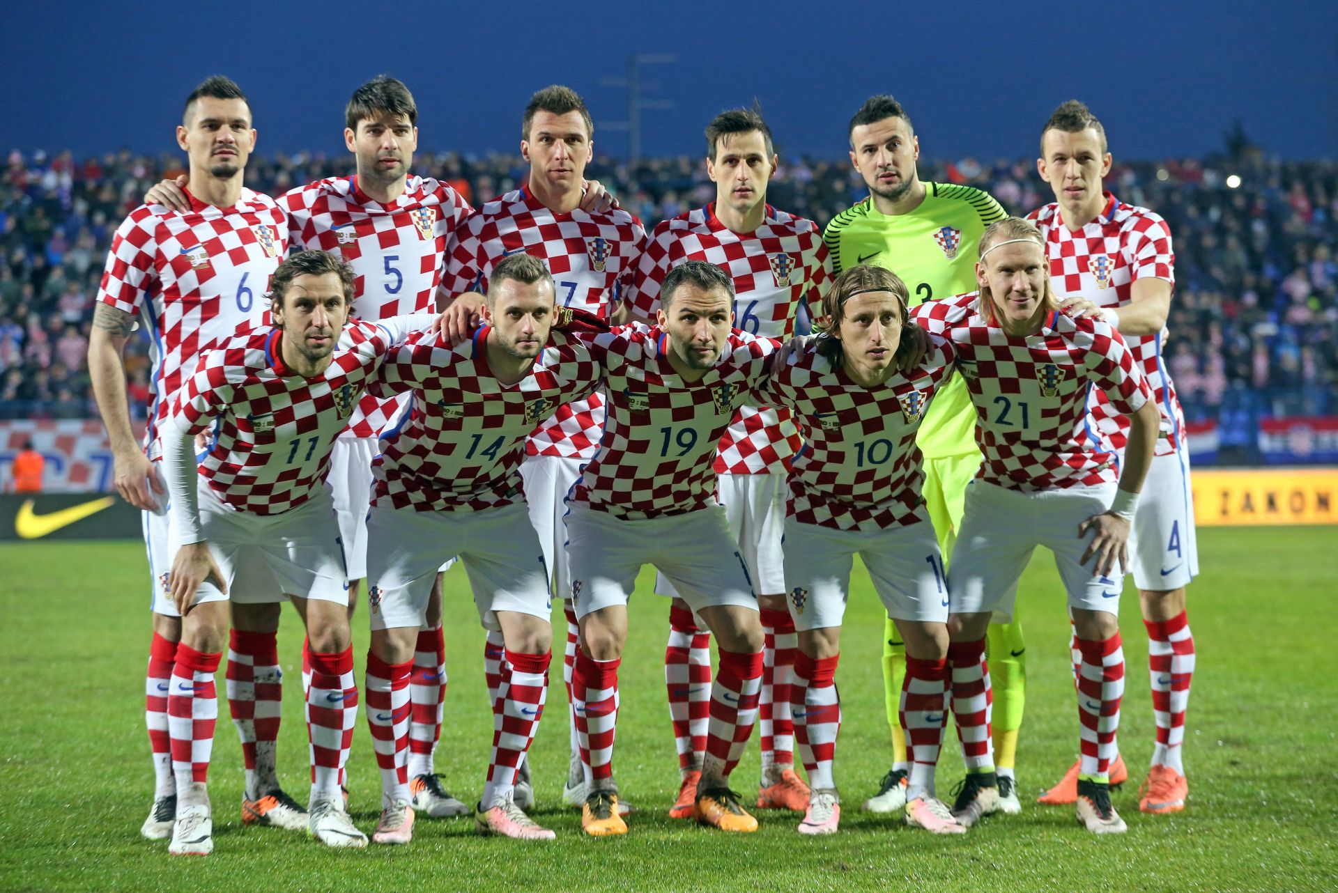 Osijek, 23.03.2016 - Prijateljska utakmica nogometnih reprezentacija Hrvatske i Izraela na stadionu Gradski vrt u Osijeku. Na slici èlanovi Hrvatske nogometne reprezentacije (L-D gore) Dejan Lovren, Vedran Æorluka, Mario Mandukiæ, Nikola Kaliniæ, Danijel Subaiæ, Ivan Periiæ, (L-D dolje) Darijo Srna, Marcelo Brozoviæ, Milan Badelj, Luka Modriæ i Domagoj Vida.
foto HINA/ Damir SENÈAR /ds