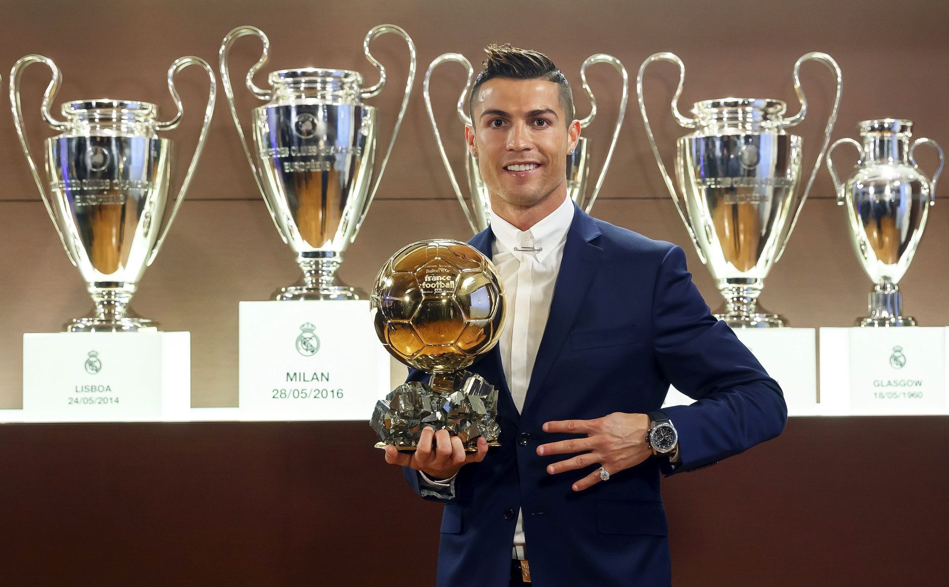 epa05673192 A handout picture provided by France Football on 12 December 2016 of Real Madrid's Portuguese striker Cristiano Ronaldo posing with the Ballon d'Or 2016 trophy at Bernabeu stadium in Madrid, Spain, 08 December 2016.  EPA/ANGEL MARTINEZ - FRANCE FOOTBALL   EDITORIAL USE ONLY/NO SALES