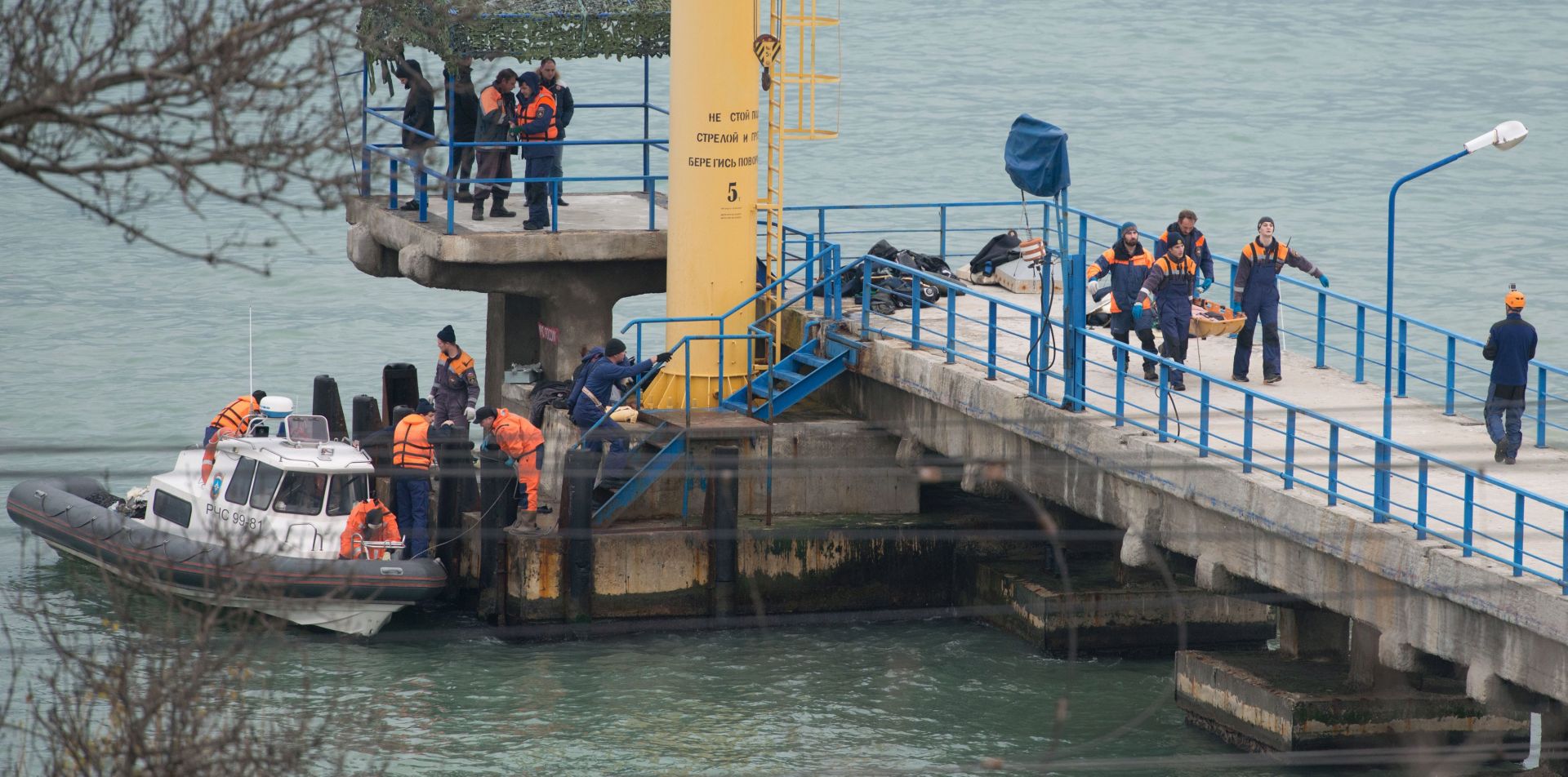 epa05687862 Rescuers unload fragments and remains from a boat, found at the site of the Tu-154 plane crash near Sochi, Russia, 25 December 2016. According to media reports, a Tupolev-154 Russian airplane carrying at least 92 people disappeared from radar and crashed into the Black Sea after taking off from an airport in Sochi on 25 December. The plane which was flying to Latakia, Syria, was reportedly carrying 65 members of the Alexandrov Ensemble, eight crew members, nine Russian journalists as well as Russian civil activist, Doctor Yelizaveta Glinka (Doctor Liza).  EPA/YEVGENY REUTOV