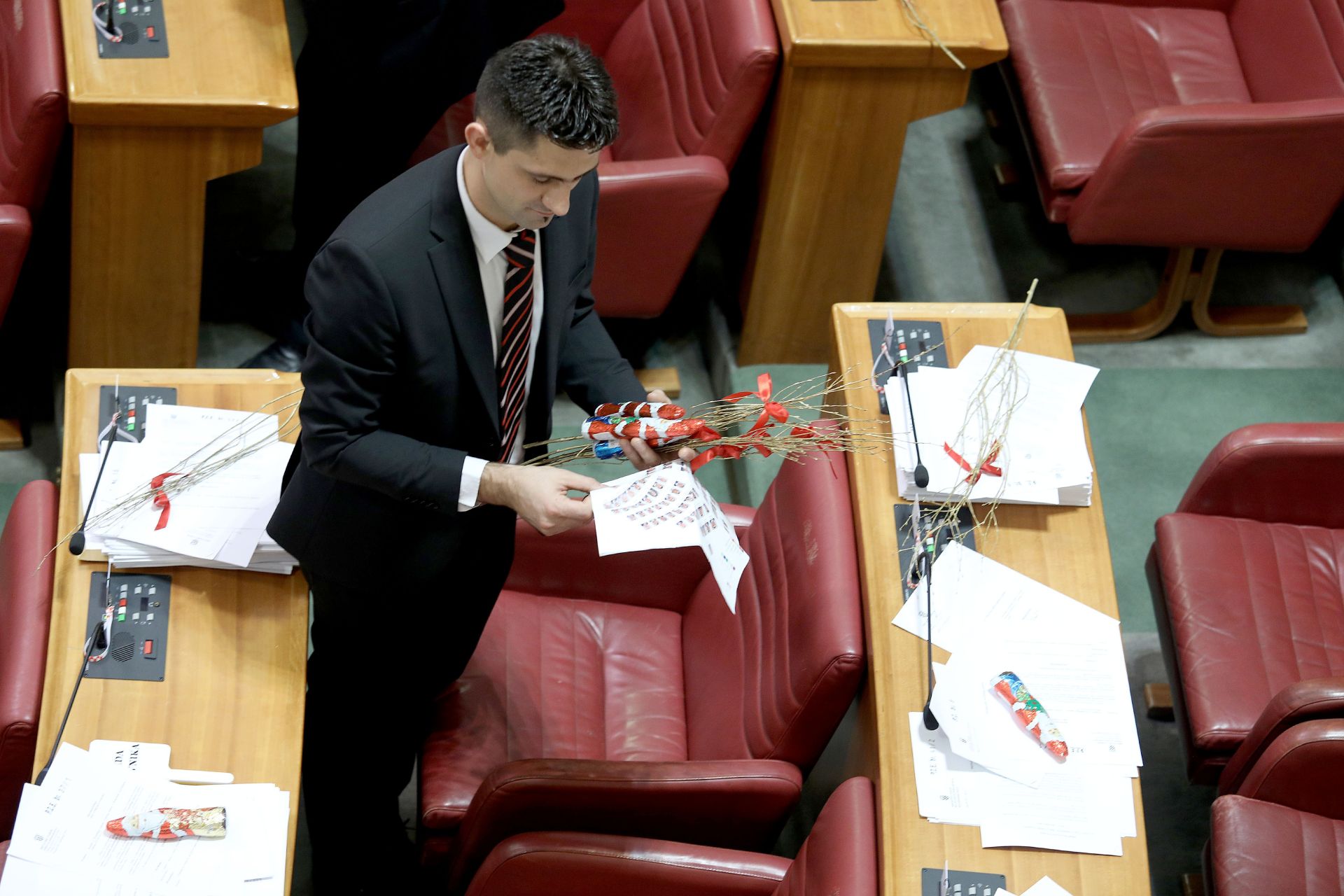 06.12.2016., Zagreb - Zastupnik Nikola Grmoja organizirao je podjelu siba zastupnicima povodom blagdana Svetog Nikole. 
photo: Patrik Macek/PIXSELL