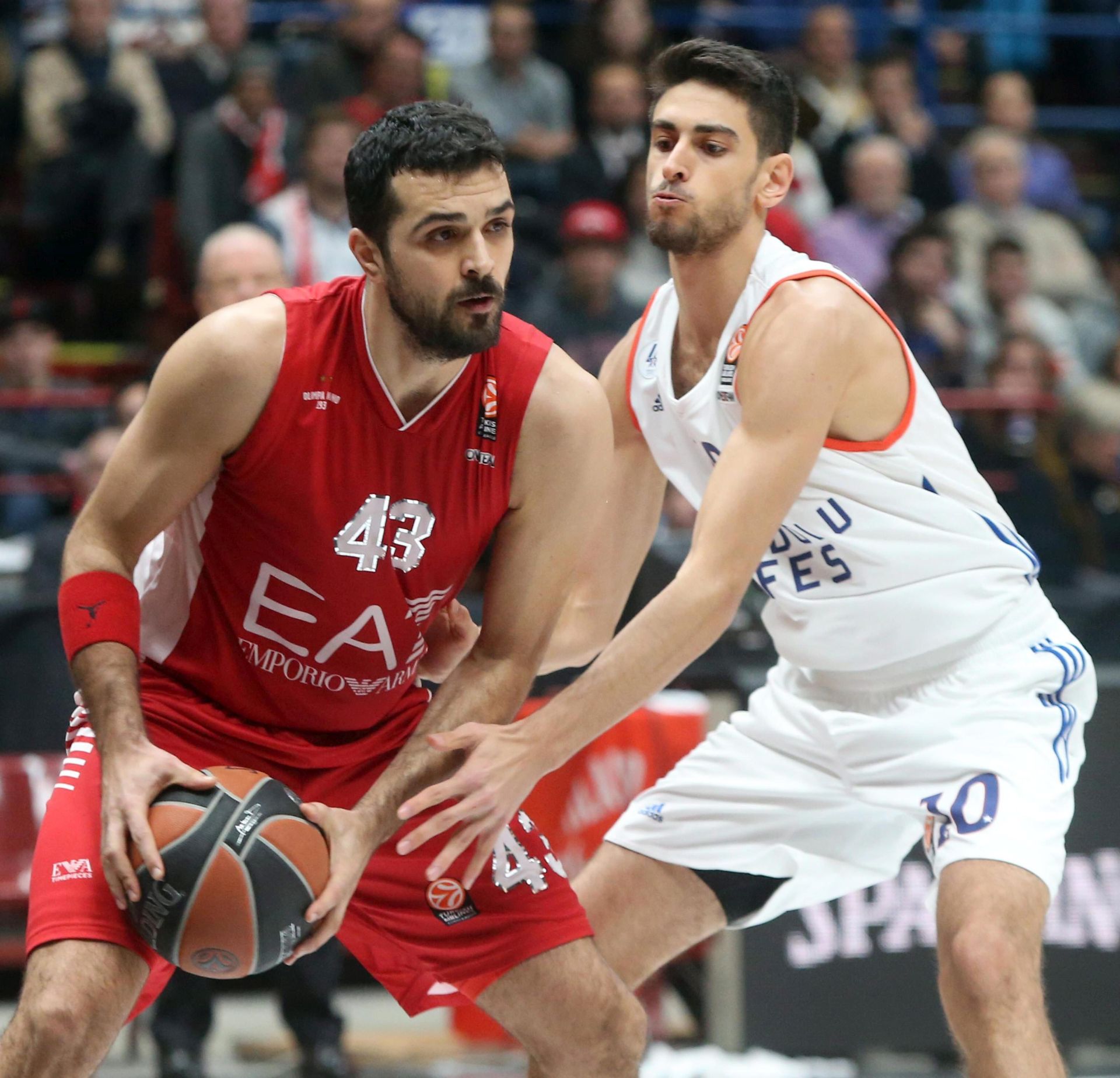 epa05043378 Ea7 Emporio Armani Milan guard Krunoslav Simon (left) in action against  Anadolu Efes Istanbul guard Furkan Korkmaz  during the Euroleague group B basketball match EA7 Emporio Armani Milan vs Anadolu Efes Istanbul, Assago Forum, Milan, Italy, 26 November  2015.  EPA/MATTEO BAZZI