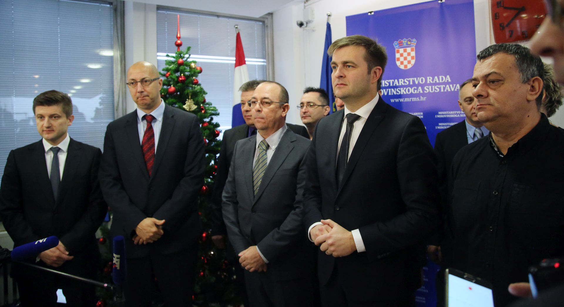 Zagreb, 23.12.2016. - U Ministarstvu rada i mirovinskog sustava potpisan je sporazum Vlade sa sindikatima dravnih slubi. Na fotografiji (D-L) Zdravko Lonèar, Tomislav Æoriæ, Dubravko Jagiæ, Ivan Kovaèiæ, Zdravko Mariæ. foto HINA/ Lana SLIVAR DOMINIÆ/ lsd