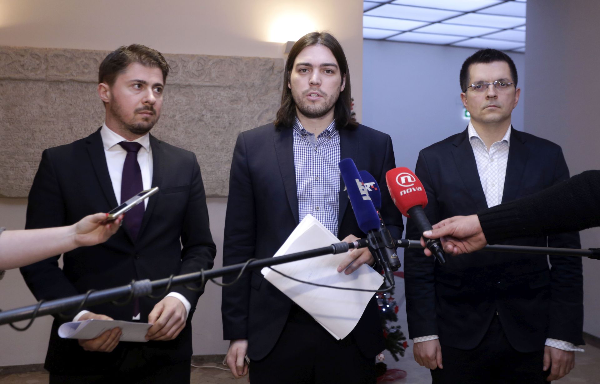 Zagreb, 12.12.2016 - Konferencija za medije ivog zida u Hrvatskom saboru. Na slici Tihomir Lukaniæ, Ivan Vilibor Sinèiæ, Branimir Bunjac.
foto HINA / Denis CERIÆ / ml