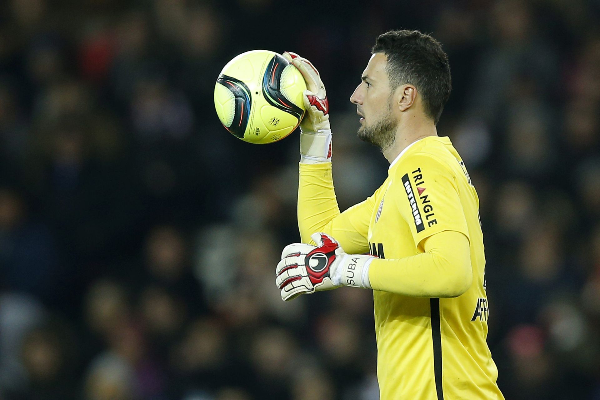 epa05223369 AS Monaco goalkeeper Danijel Subasic in action during the French Ligue 1 soccer match between Paris Saint-Germain (PSG) and AS Monaco at the Parc des Princes stadium in Paris, France, 20 March 2016.  EPA/YOAN VALAT