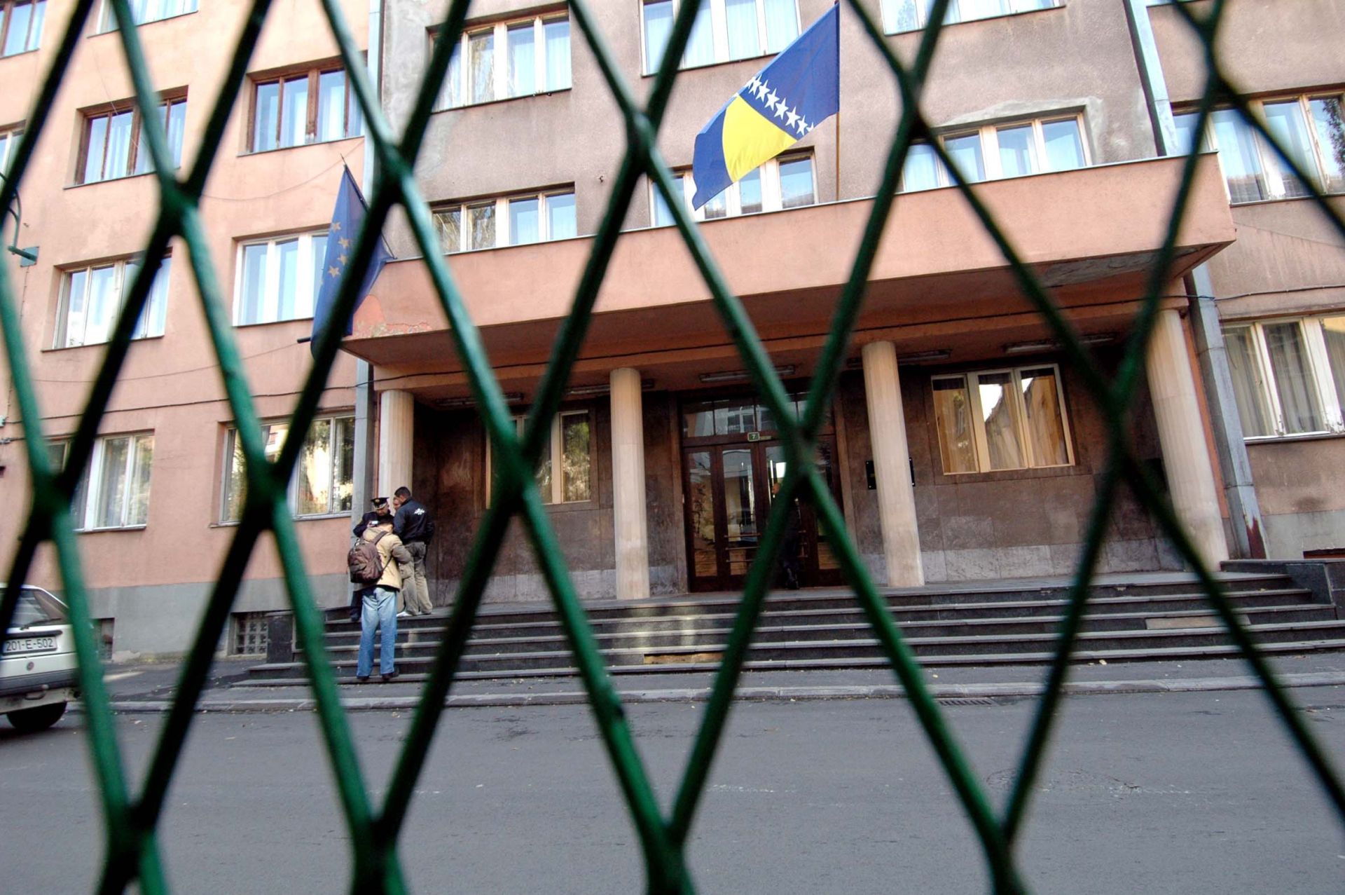 11.10.2008., Sarajevo, BiH - Federalni MUP. Osumnjicena trojka za podmetanje eksplozivne naprave u trgovackom centru FIS u vitezu ptivedena je na saslusanje u prostorije federalnog MUP-a odakle su prebaceni policijskim vozilima u drzavno tuziteljstvo suda BiH.
Photo: Zvonimir Coric/Vecernji list