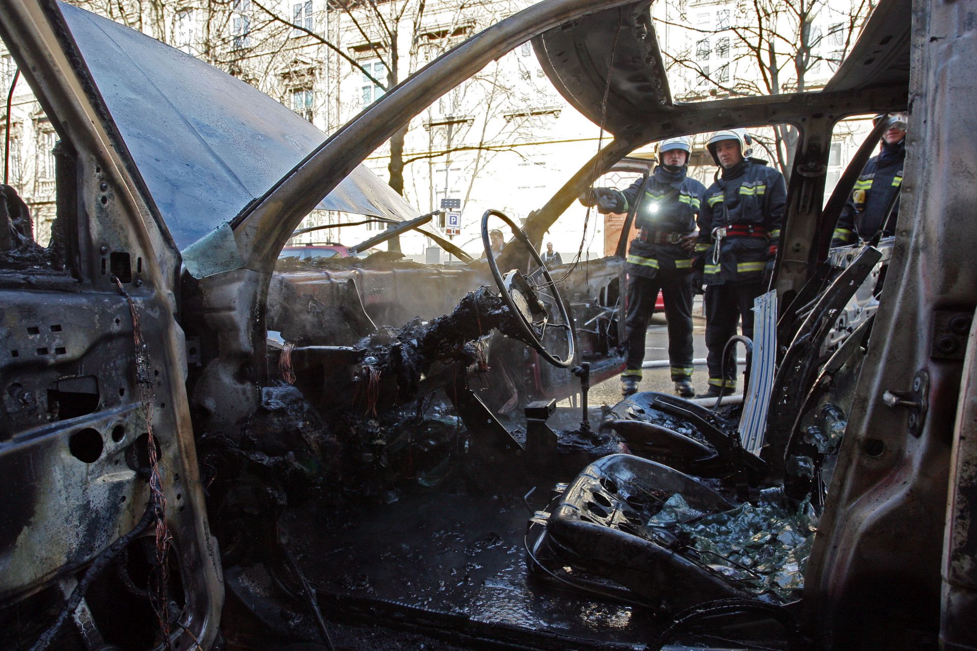 Zagreb, 24.02.2012 - U Hebrangovoj ulici u Zagrebu zapalio u vonji se zapalio automobil marke Volkswagen. Vatrogasci Javne vatrogasne postrojbe grada Zagreba ugasili su poar, automobil je u potpunosti izgorio.
foto FaH/ Damir SENÈAR /ds
