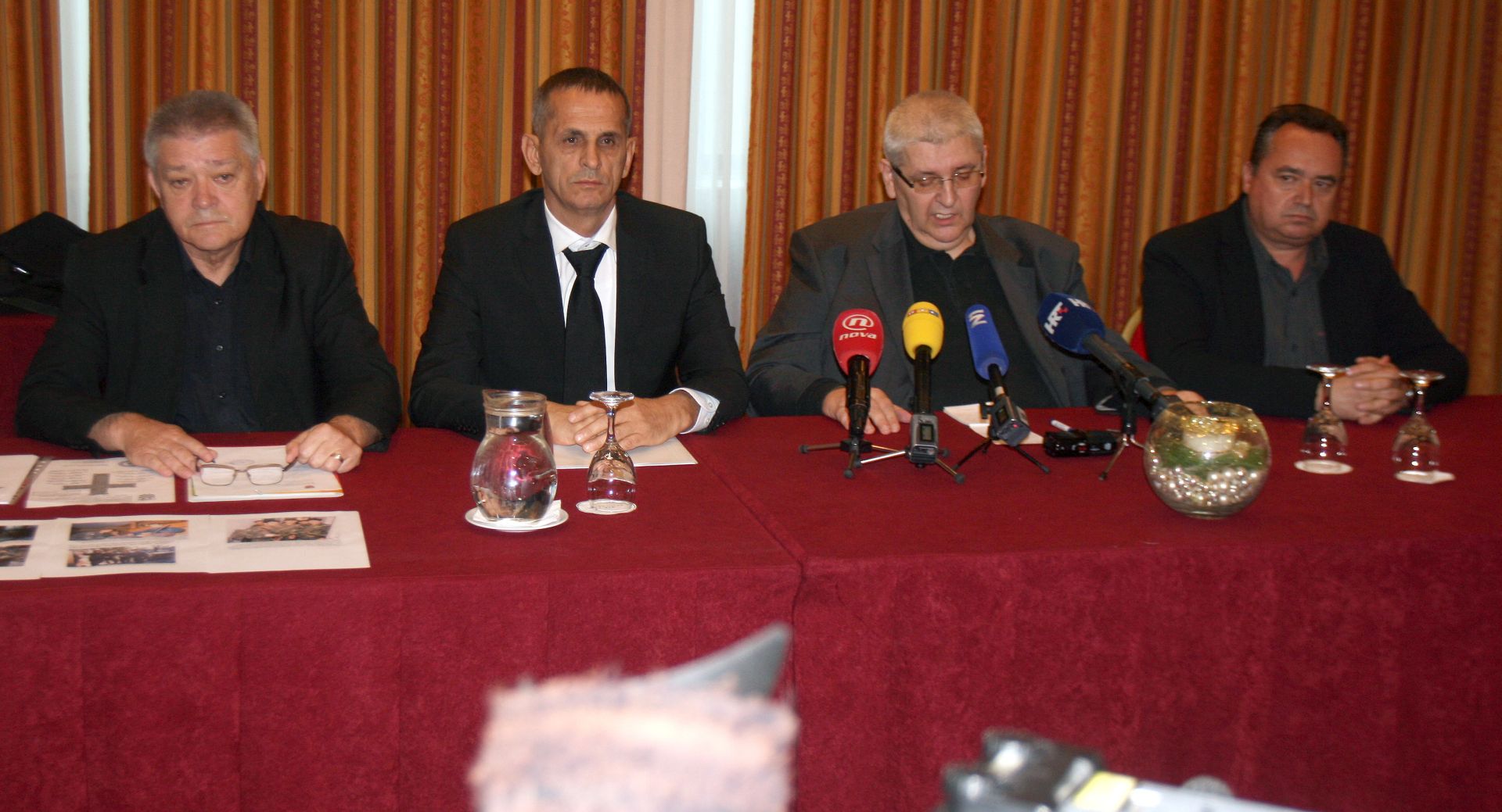 Zagreb, 08.12.2016. - Savez udruga dragovoljaca HOS-a i Udruga dragovoljaca HOS-a Grada Zagreba odrao je konferenciju za medije povodom medijskih napada nakon postavljanja spomen ploèe poginulim pripadnicima 1. Satanije HOS-a "Ante Paradik". Na fotografiji (L-D) Ivan Frièiæ, Borislav Bariiæ, Ante Ðapiæ i eljko Soldo.
foto HINA /Zvonimir KUHTIÆ/ zk