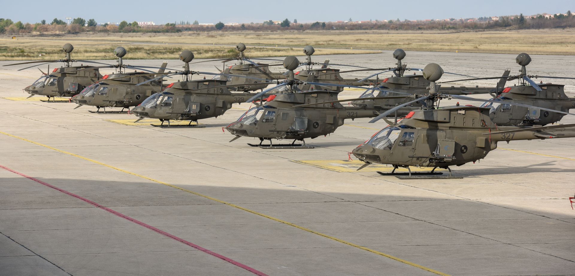 08.12.2016., Zemunik - U 93. zrakoplovnoj bazi Hrvatskog ratnog zrakoplovstva u vojarni Zemunik, odrzana je prezentacija opremljenosti Eskadrile helikopterima OH-58D Kiowa Warrior. 
Sesnaest helikoptera iz projekta opremanja Oruzanih snaga RH izvidnicko-borbenim helikopterima kroz potporu Vlade i Oruzanih snaga SAD-a dopremljeni su u srpnju i prosincu ove godine u 93. zrakoplovnu bazu zajedno sa simulatorima, pricuvnim dijelovima i opremom. 
Prezentaciji su nazocili ministar obrane Damir Krsticevic i americka veleposlanica u RH Julieta Valls Noyes.
Photo: Dino Stanin/PIXSELL