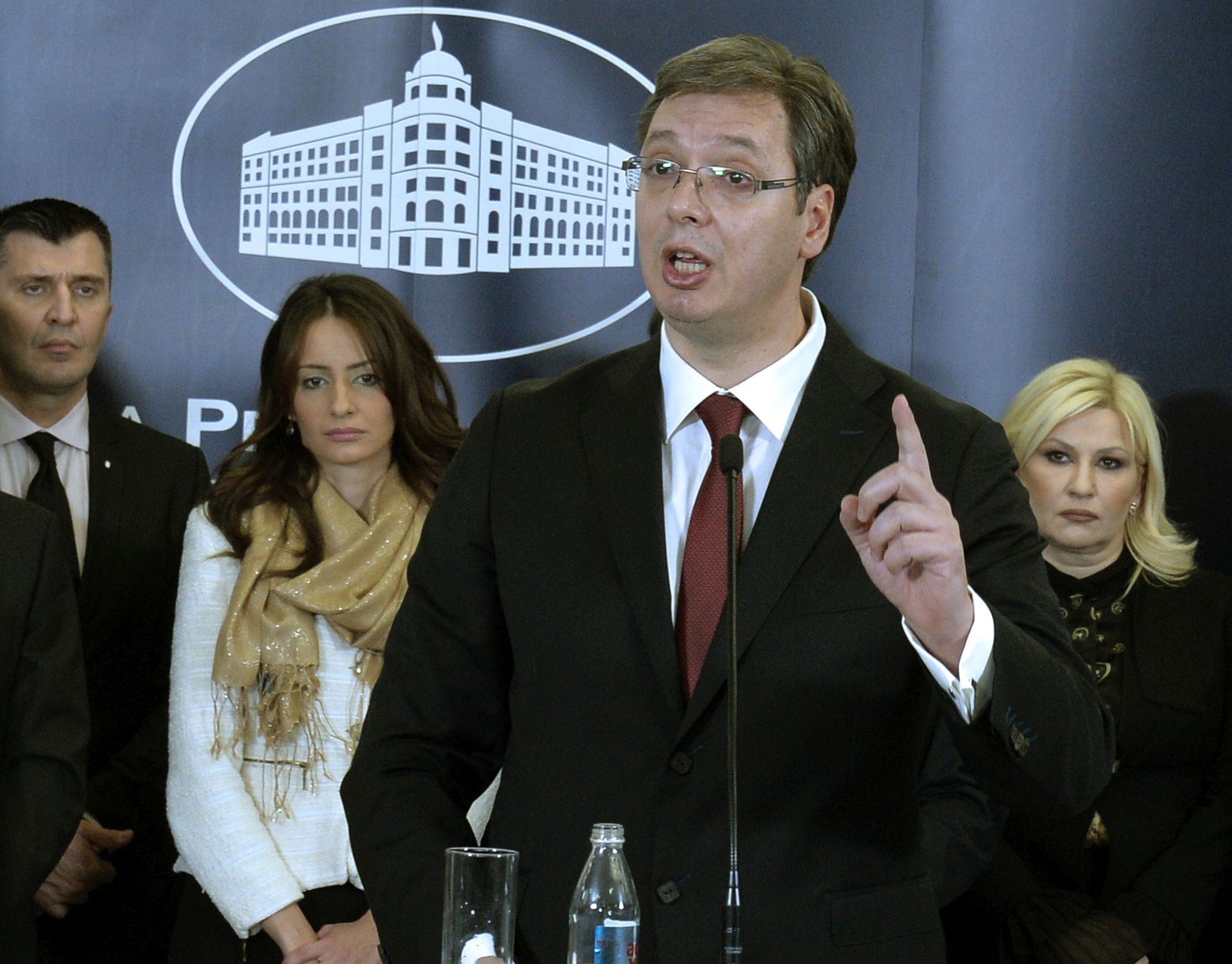 Beograd, 19.11.2016 - Srbija je stabilna, ekonomski napreduje, nalazi se èvrsto na europskom putu, èuvajuæi svoju neovisnost i suverenost, jedan je od stupova regionalne stabilnosti i gradi dobre donose sa svim prijateljima poput Rusije, Kine, Turske, SAD-a i drugih zemalja, ocijenio je srbijanski premijer Aleksandar Vuèiæ govoreæi u povodu 100 dana vlade.
foto HINA/ TANJUG/ RADE PRELIC/ ua