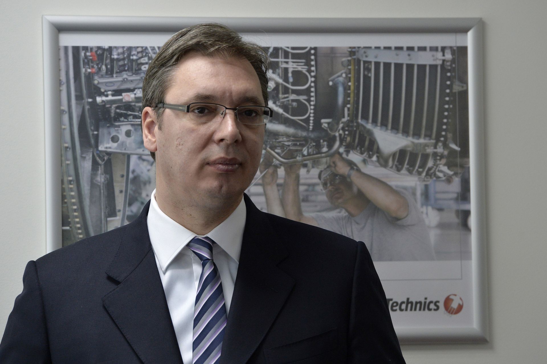 Beograd, 9.2.2016 - Srbija Hrvatskoj nije preotela letove za New York veæ se ponaala ozbiljno i odgovorno, izjavio je u utorak srbijanski premijer Aleksandar Vuèiæ i najavio da æe osobno prodati prve karte za Sjedinjene Drava ne skoranjem Sajmu turizma u Beogradu, prenose beogradski elektronièki mediji. Na slici Aleksandar Vuèiæ daje izjavu za medije nakon obilaska kompanije SR Technics, koja se bavi remontom putnièkih aviona. 
foto HINA/ TANJUG/ ZORAN ZESTIC/ ua