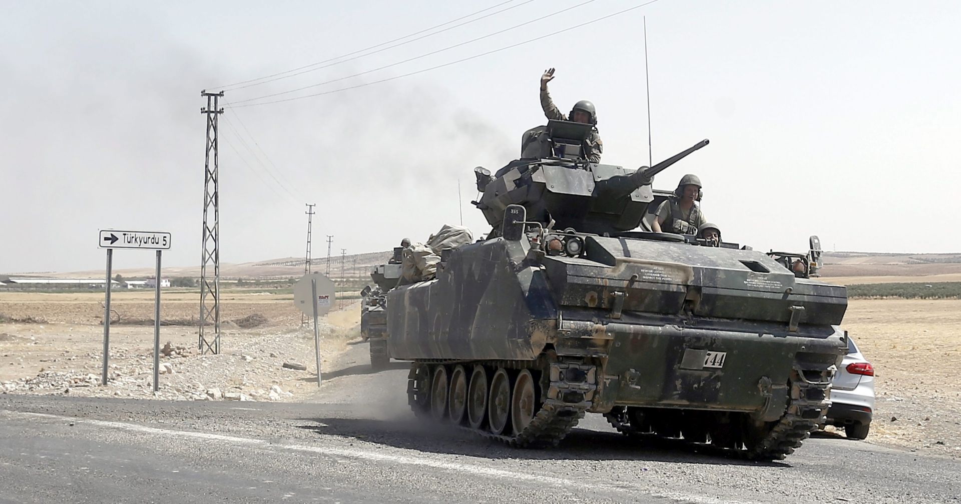 epa05511853 Turkish soldiers wave as they return from Syria to Turkey after a military operation at the Syrian border as part of their offensive against the Islamic State (IS) militant group in Syria, Karkamis district of Gaziantep, Turkey, 27 August 2016. The Turkish army launched an offensive operation against IS in Syria's Jarablus with its war jets and army troops in coordination with the US led coalition war planes.  EPA/SEDAT SUNA