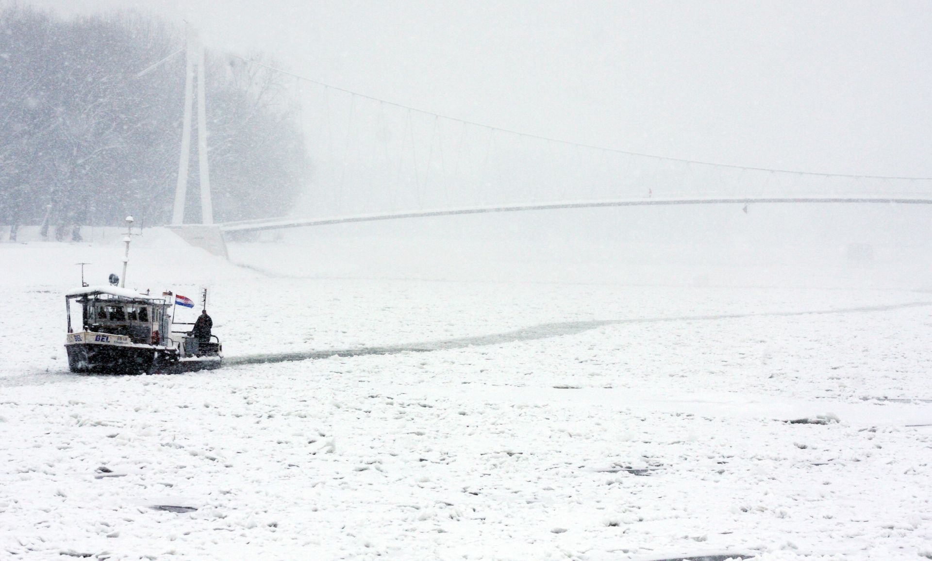 Osijek, 08.02.2012 - Jutros u 8 sati Hrvatske vode su proglasile redovne mjere obrane od leda za Dunav, a èetiri ledolomca i dalje rade na razbijanju leda na Dravi. Na slici ledolomac razbija led na rijeci Dravi kod Osijeka.
foto FaH/ ds