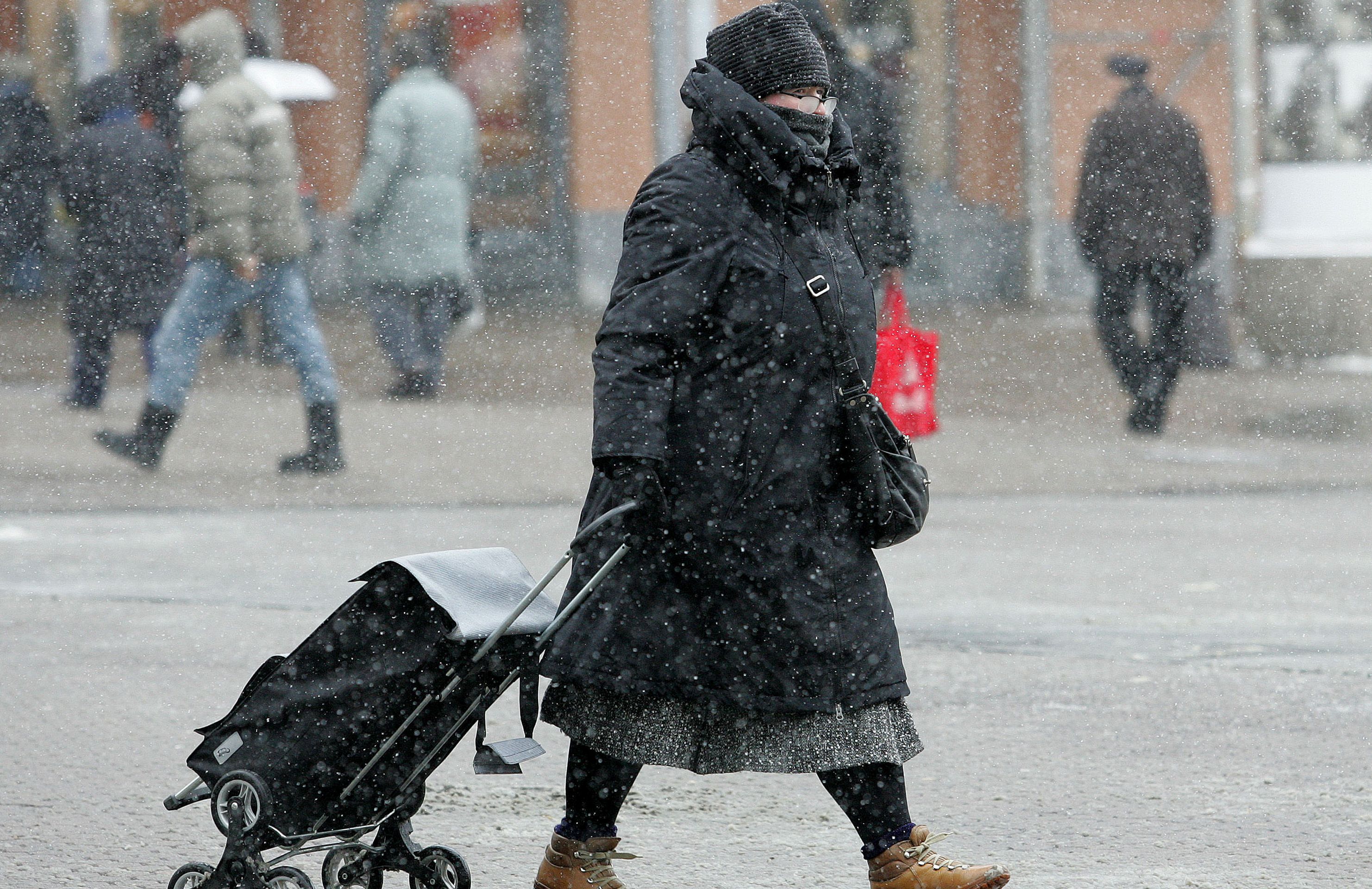 Zagreb, 08.02.2012 - Arhivska fotografija od 04.02.2012. godine prikazuje enu dok hoda na Trgu bana Jelaèiæa u Zagrebu. Hrvatsku za vikend oèekuje hladno i vjetrovito vrijeme s novim snijenim padalinama, pogotovo u gorskim predjelima, a moglo bi napadati i vie od 30 centimetara novog snijega, doznaje se danas u Dravnom hidrometeorolokom zavodu (DHMZ). 
foto FaH/ Lana SLIVAR DOMINIÆ/ ds
