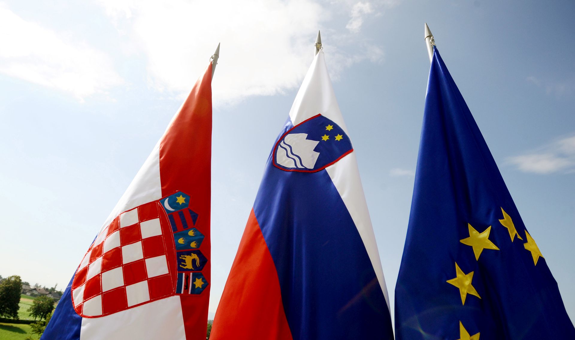 Zagreb, 29.05.2014 - Usmena rasprava o graniènom sporu Hrvatske i Slovenije pred Arbitranim sudom u Den Haagu odrat æe se od 2. do 13. lipnja, objavio je sud u èetvrtak. Zastave Republike Hrvatske, Republike Slovenije i Europske Unije.
foto FaH/ ds