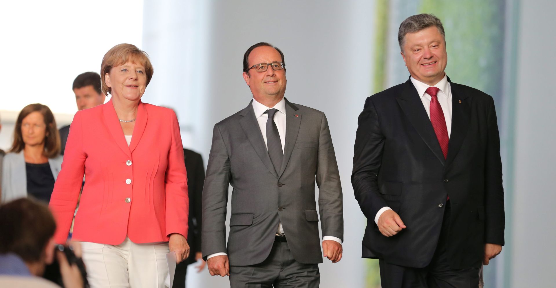 epa04896619 German Chancellor Angela Merkel (L-R), French President Francois Hollande, and Ukrainian President Petro Poroshenko arrive for a press conference in Berlin, Germany, 24 August 2015. Merkel, Hollande and Poroshenko are set to hold talks focussing on the fragile ceasefire deal hammered out in Minsk in February amid fears of its collapse following an upsurge in fighting between government forces and pro-Russian separatists.  EPA/KAY NIETFELD