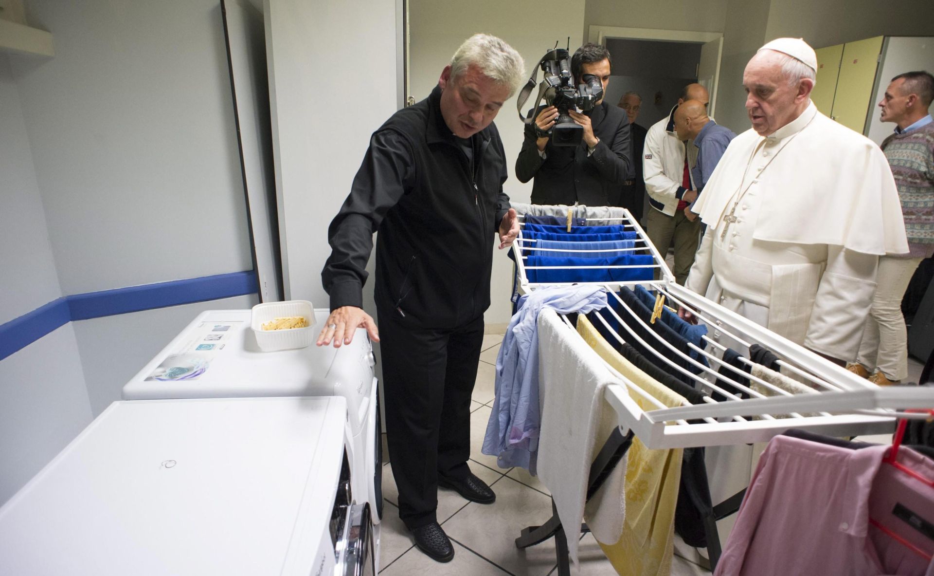 epa04979455 A handout picture provided by Vatican newspaper Osservatore Romano of Pope Francis talking with a homeless man in a laundry room of a   dormitory in the Vatican which is serving as a new homeless shelter for men. The dormitory follows the Pontiff's call to the faithful to cre for the poor and homeless  EPA/OSSERVATORE ROMANO  HANDOUT EDITORIAL USE ONLY/NO SALES