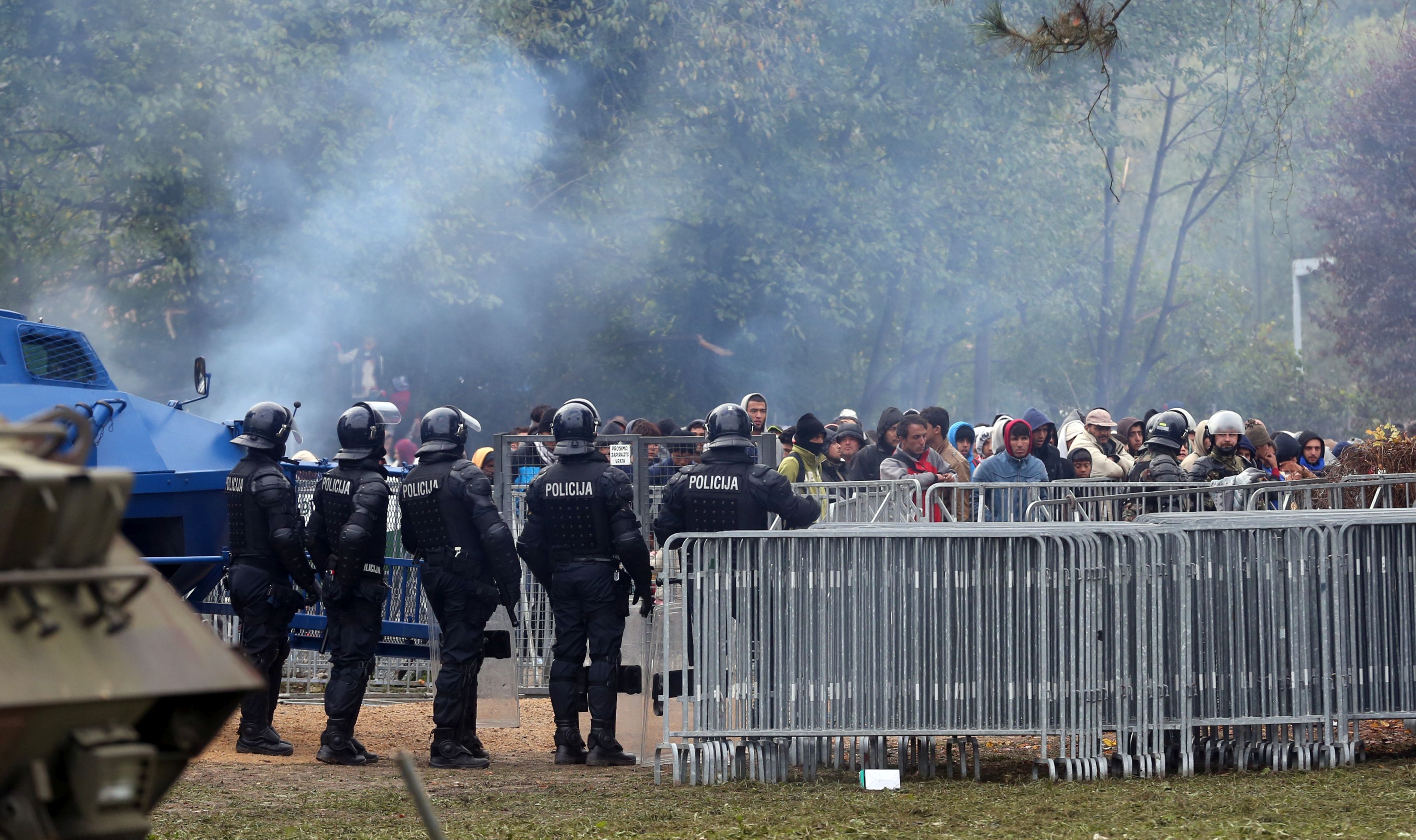 Breice, Slovenija, 22.10.2015 - Pripadnici slovenske policije ispred ulaza u izbjeglièki kamp u Breicama. Kamp je pun nezadovoljnih izbjeglica koje pale vatru i zahtijevaju odlazak iz kampa.
foto HINA/ Damir SENÈAR /ds
