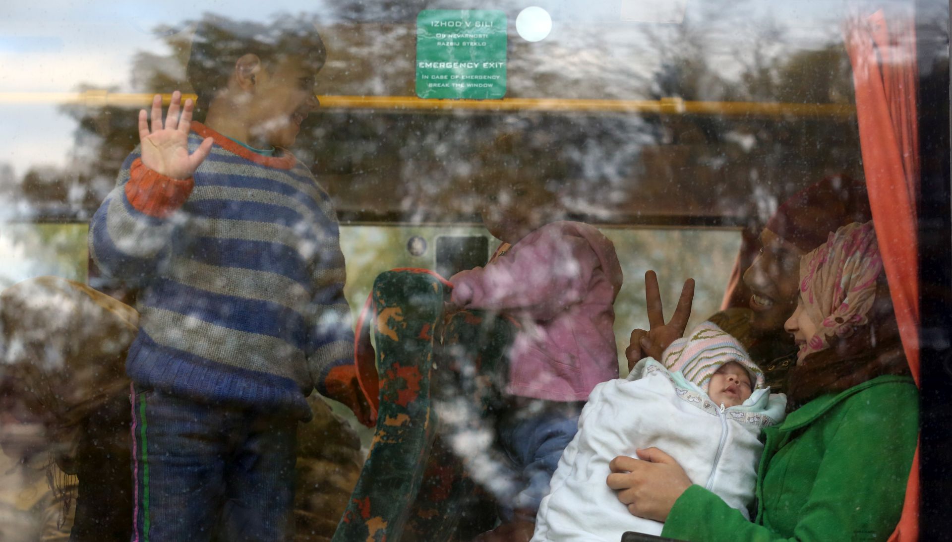Breice, Slovenija, 22.10.2015 - Migranti èekaju u autobusima ispred izbjeglièkog kampa u Breicama od kuda æe biti prevezeni prema graniènom prijelazu entilj. 
foto HINA/ Damir SENÈAR /ds