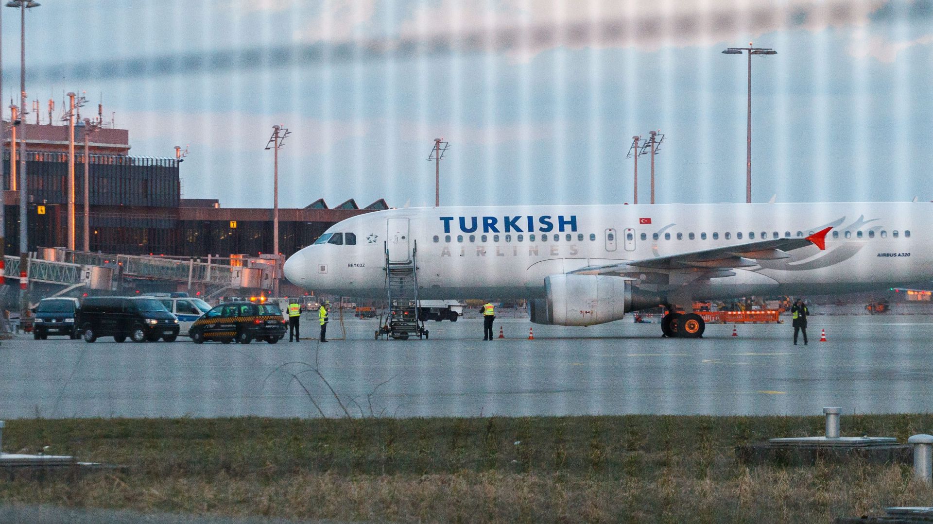 epa05213154 A Turkish Airlines Airbus A320 passenger plane, pictured at the airport in Hanover, Germany, 15 March 2016. The aircraft was stopped on the tarmac, passengers evacuated, and the aiport closed, due to an alleged bomb threat, airport officals said.  EPA/PHILIPP VON DITFURTH