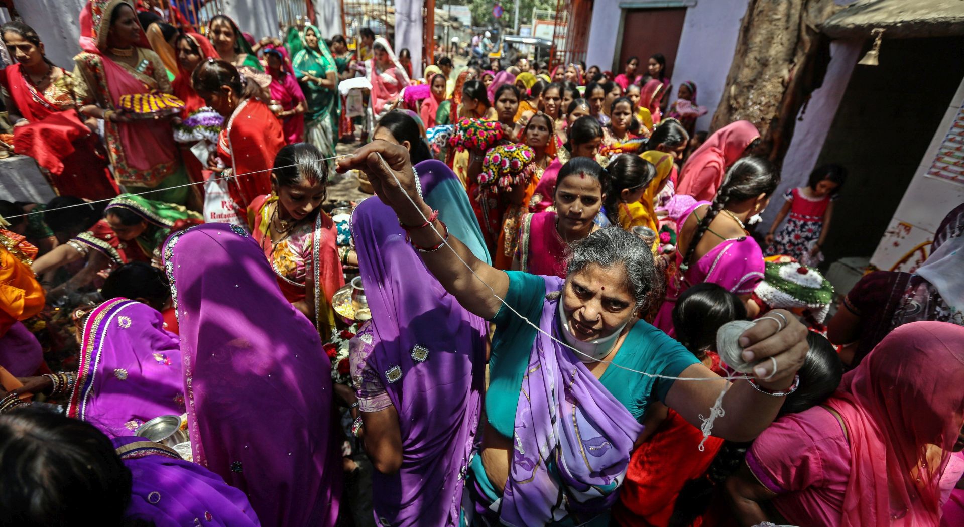epa05240439 Indian Rajasthani community women perform rituals around a Banyan tree on the holy occasion of Dasha Mata Poojan, in Mumbai, India, 02 April 2016. Women devotees worships Dasha Mata, which is believed to bring prosperity to the family and worships Banyan tree, according to belief that Goddess Dasha Mata resides in the tree itself.  EPA/DIVYAKANT SOLANKI