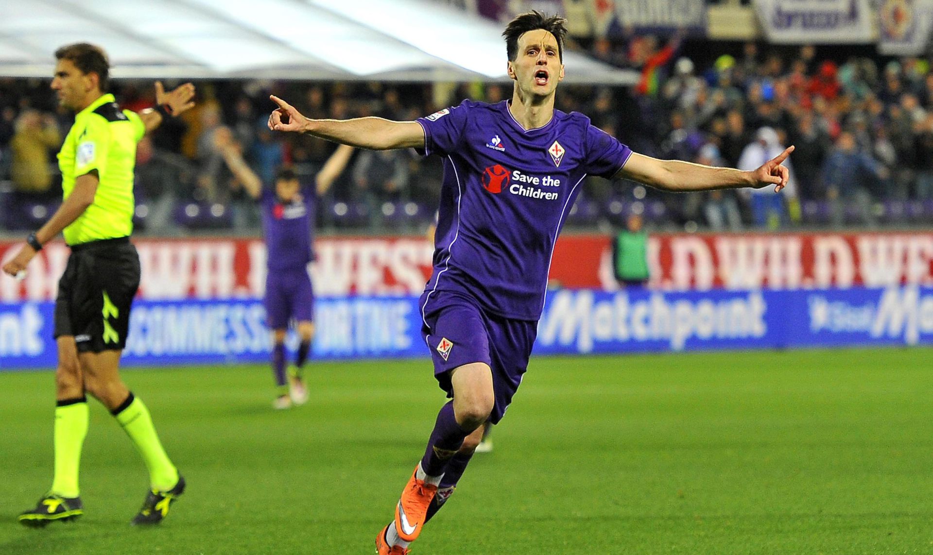 epa05276094 Fiorentina's forward Nikola Kalinic celebrates after scoring the 1-1 goal during the Italian Serie A soccer match Acf Fiorentina vs Juventus Fc at Artemio Franchi stadium in Florence, Italy, 24 April 2016.  EPA/MAURIZIO DEGL'INNOCENTI