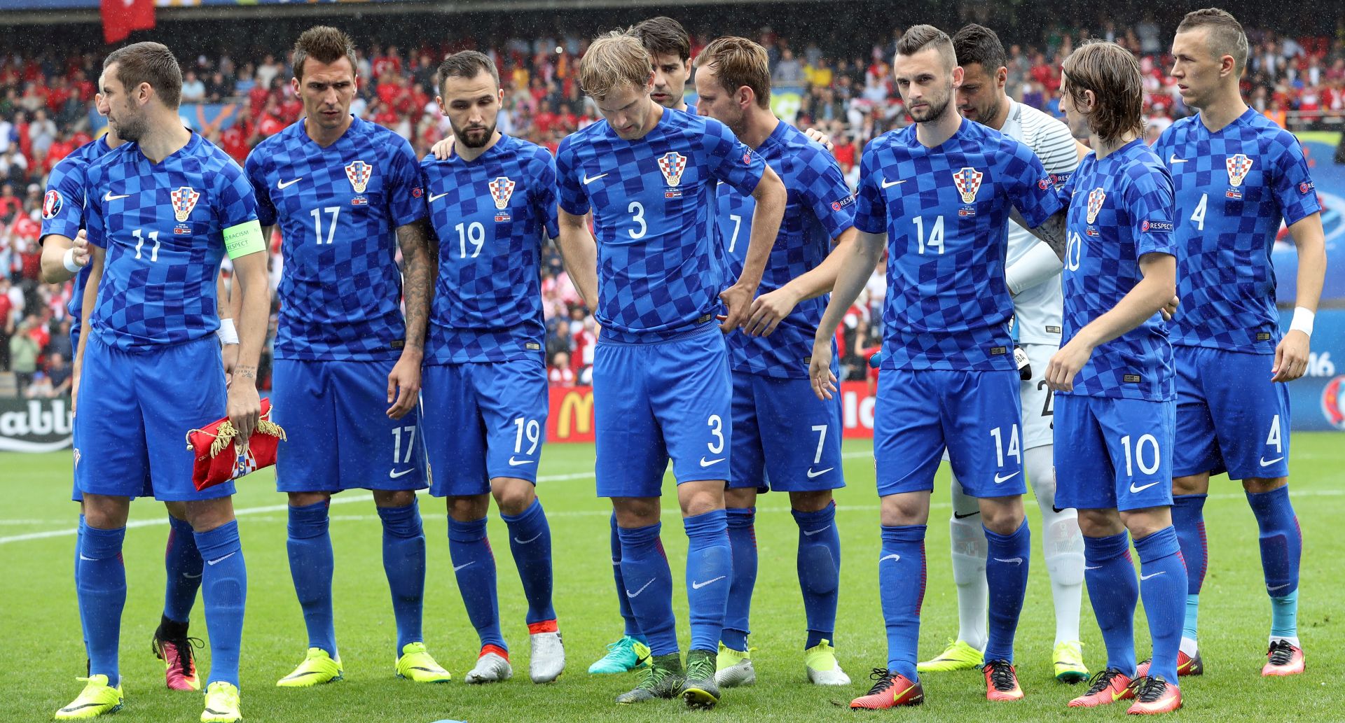 Pariz, 12.06.2016 - Utakmica 1. kola skupine D Europskog nogometnog prvenstva u Fancuskoj izmeðu reprezentacija Turske i Hrvatske na Parku prinèeva. Na slici hrvatska nogometna reprezentacija (L-D) Darijo Srna, Mario Mandukiæ, Milan Badelj, Ivan Striniæ, Vedran Æorluka, Ivan Rakitiæ, Marcelo Brozoviæ, Danijel Subaiæ, Luka Modriæ i Ivan Periiæ.
foto HINA/ Damir SENÈAR /ds