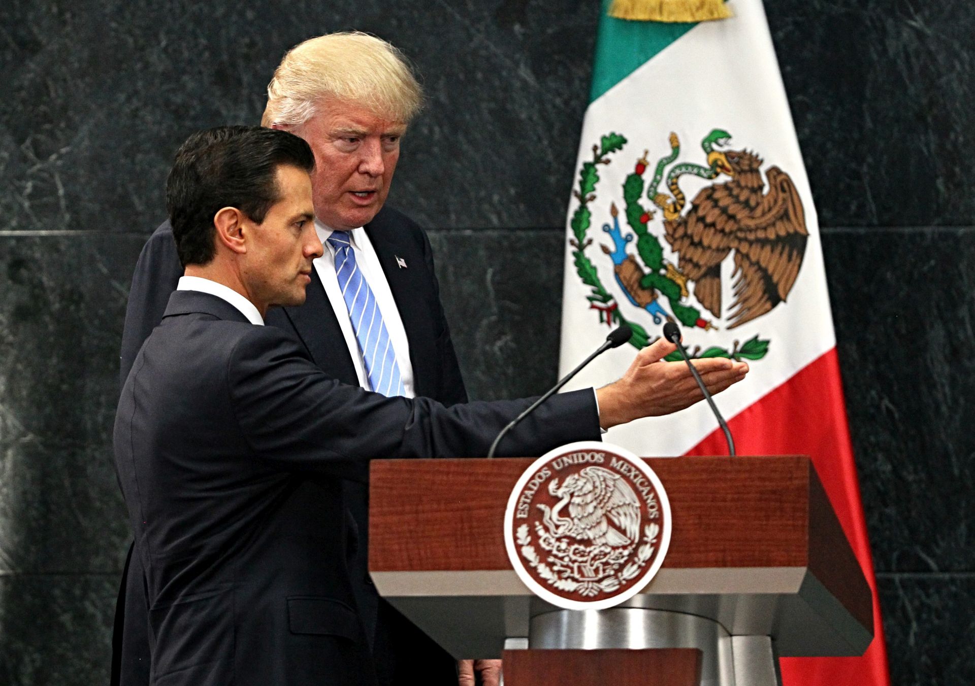 epa05517569 President of Mexico Enrique Pena Nieto (L) welcomes US Republican presidential candidate Donald Trump, in Los Pinos, Mexico City, Mexico, 31 August 2016. Trump met with the Mexican President to discuss various bilateral issues, in particular migration policies, according to reports.  EPA/JORGE NUNEZ